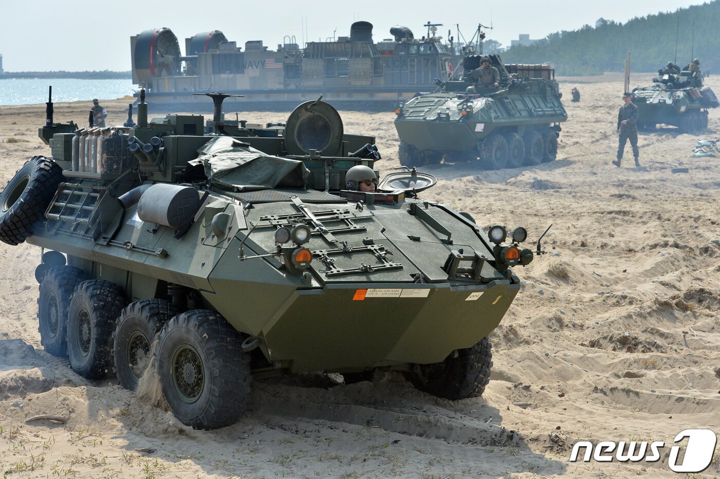 본문 이미지 - 29일 경북 포항시 북구 화진리 해안에서 실시된 2023 쌍룡훈련에서 미 해병대원들이 LAV(경장갑차)와 함께 작전 지역으로 이동하고 있다.2023.3.29/뉴스1 ⓒ News1 최창호 기자