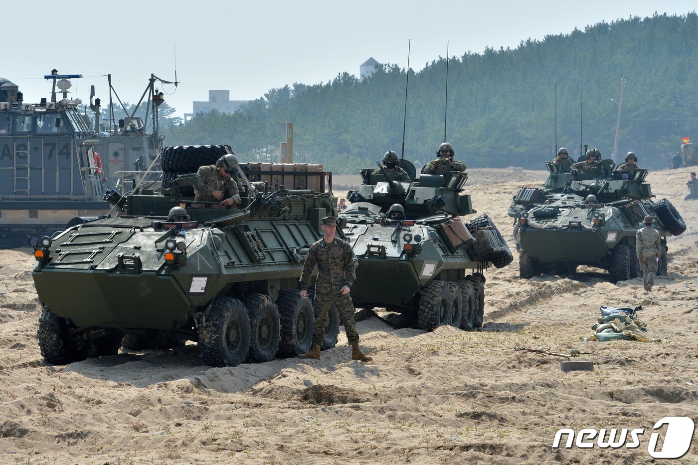 본문 이미지 - 29일 경북 포항시 북구 화진리 해안에서 실시된 2023 쌍룡훈련 중 미 해병대원들이 경장갑차(LAV)와 함께 작전 지역으로 이동하고 있다.2023.3.29/뉴스1 ⓒ News1 최창호 기자
