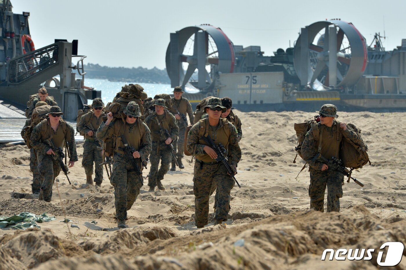 본문 이미지 - 29일 경북 포항시 북구 화진리 해안에서 실시된 2023 쌍룡훈련 중 미 해병대원들이 공기부양정으로 해안에 상륙하고 있다.2023.3.29/뉴스1 ⓒ News1 최창호 기자