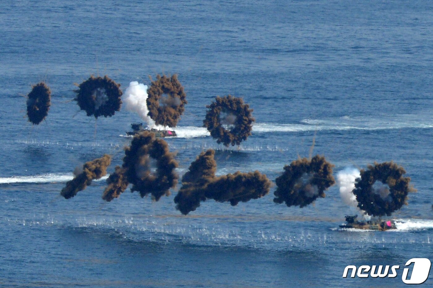 본문 이미지 - 29일 경북 포항시 북구 화진리 일원에서 실시된 2023 쌍룡훈련에서 해병대 KAAV(한국형상륙돌격장갑차)부대가 해안으로 돌격하고 있다.2023.3.29/뉴스1 ⓒ News1 최창호 기자