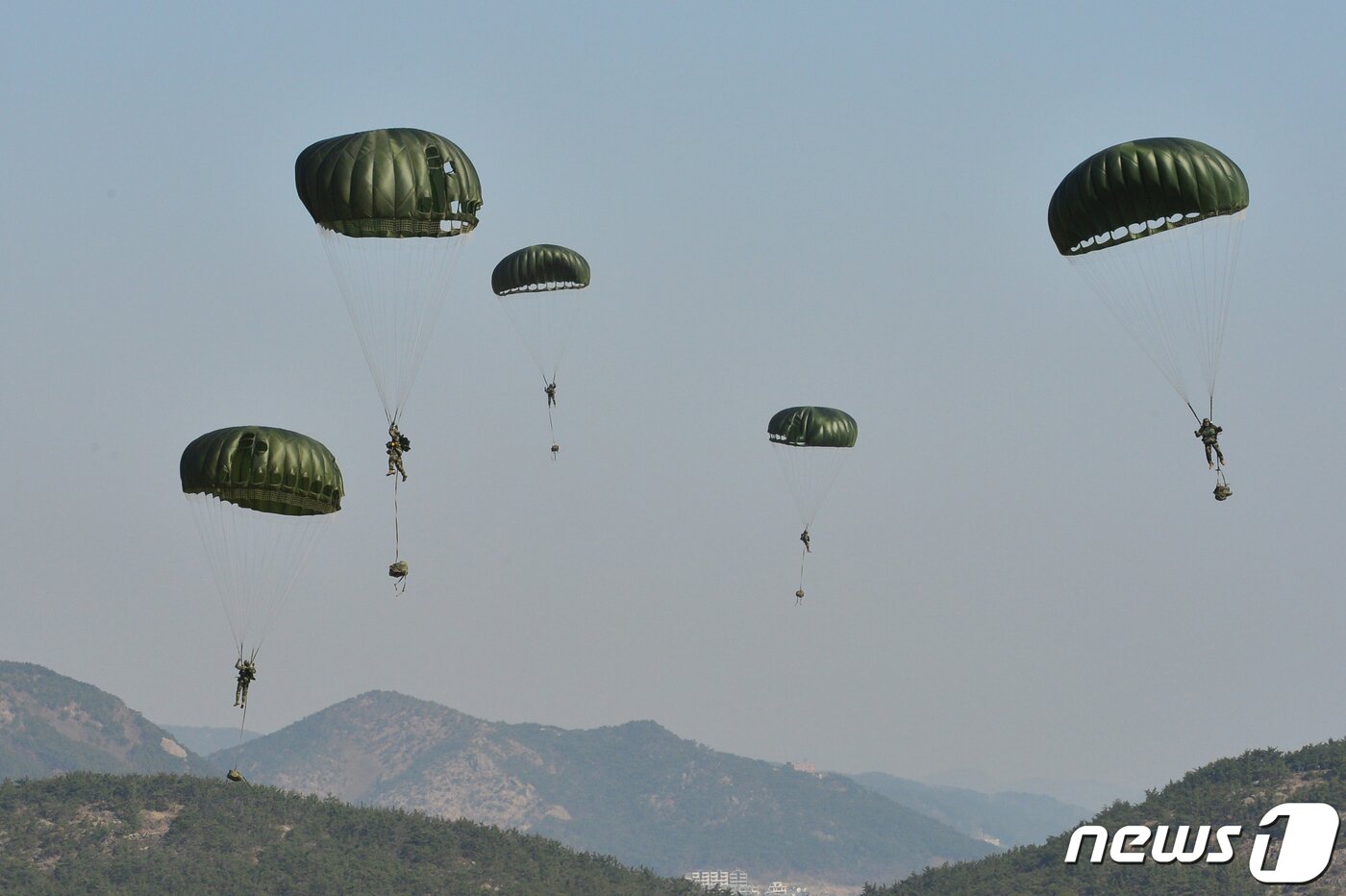 29일 경북 포항시 북구 화진리 일원에서 실시된 2023 쌍룡훈련에서 해병대특수수색대원들이 낙하산을 이용 적 후방에 침투하고 있다.2023.3.29/뉴스1 ⓒ News1 최창호 기자