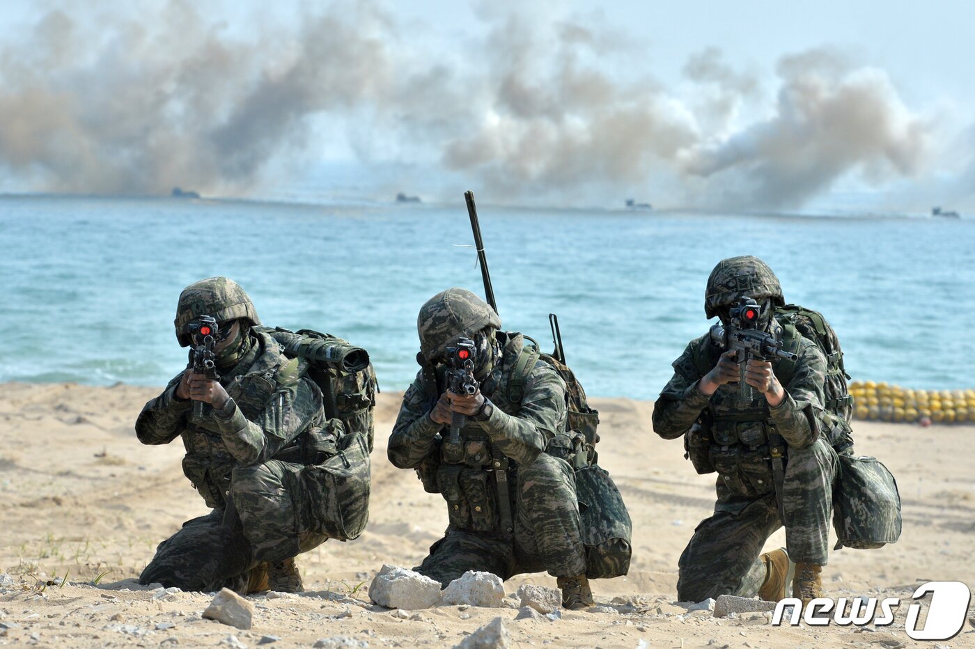 본문 이미지 - 29일 경북 포항시 북구 화진리 일원에서 실시된 2023 쌍룡훈련에서 KAAV(한국형상륙돌격장갑차)로 상륙한 해병대원들이 해안 두보를 확보하고 있다.2023.3.29/뉴스1 ⓒ News1 최창호 기자