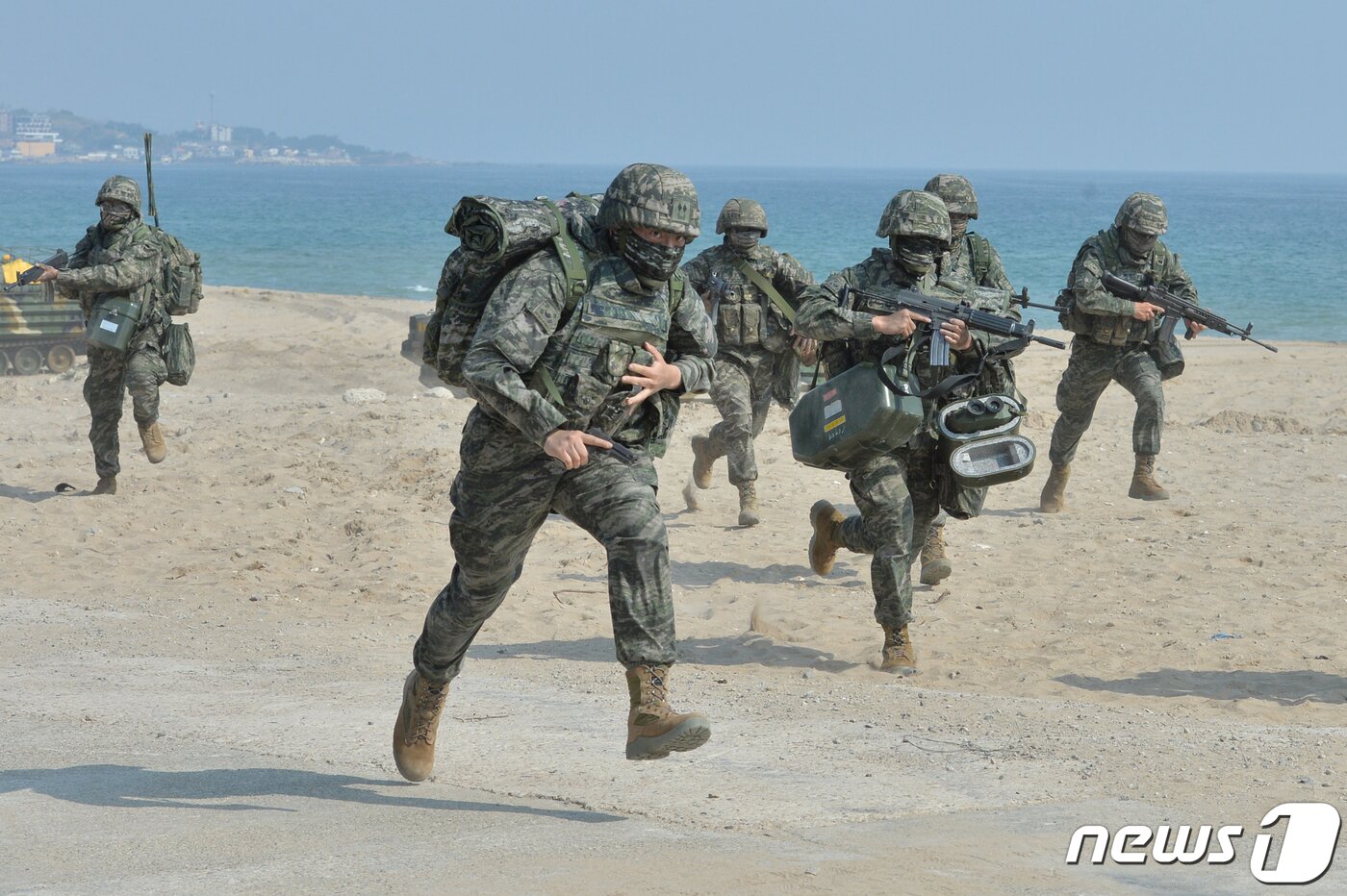 본문 이미지 - 29일 경북 포항시 북구 화진리 일원에서 실시된 2023 쌍룡훈련에서 KAAV(한국형상륙돌격장갑차)로 상륙한 해병대원들이 해안 두보를 확보하고 있다.2023.3.29/뉴스1 ⓒ News1 최창호 기자