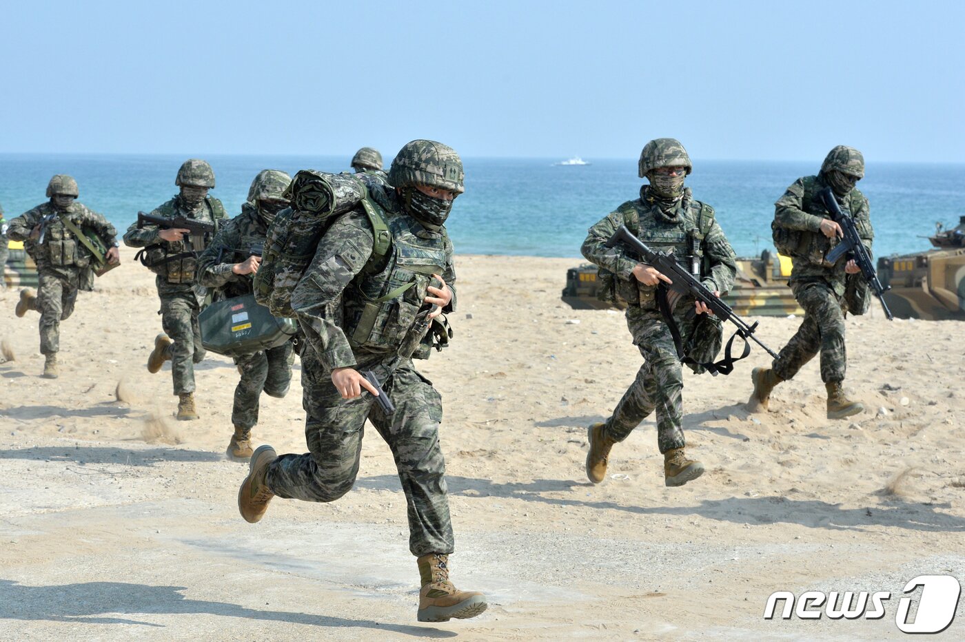 본문 이미지 - 29일 경북 포항시 북구 화진리 일원에서 실시된 2023 쌍룡훈련 중 해병대원들이 해안두보를 확보하고 있다.2023.3.29/뉴스1 ⓒ News1 최창호 기자