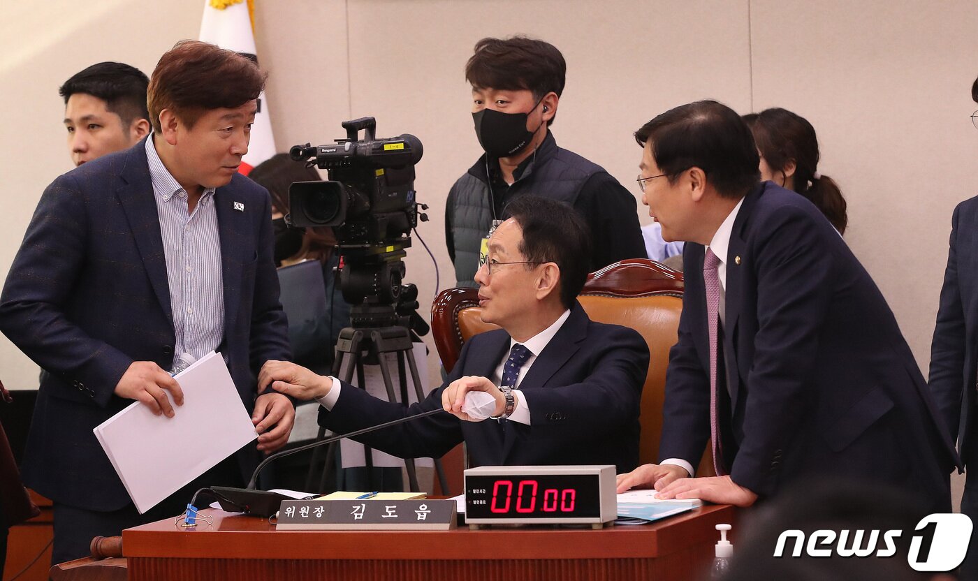 본문 이미지 - 김도읍 법제사법위원회 위원장이 29일 오전 서울 여의도 국회 법제사법위원회에서 열린 정정미 헌법재판관 후보자 인사청문회에서 정점식 여당 간사, 기동민 야당 간사와 이야기를 나누고 있다. 2023.3.29/뉴스1 ⓒ News1 임세영 기자