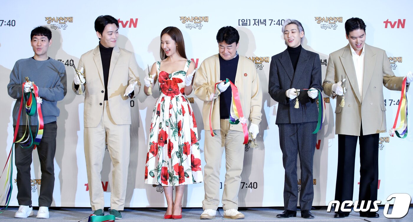 본문 이미지 - 이우형 PD(왼쪽부터)와 존박, 권유리, 백종원, 뱀뱀, 이장우가 29일 오전 서울 마포구 서울가든호텔에서 열린 tvN 신규 예능 '장사천재 백사장' 제작발표회에서 테이프 컷팅을 하고 있다. '장사천재 백사장'은 대한민국 최고의 외식 경영 전문가 백종원이 한식 불모지에서 직접 창업부터 운영까지 나서는 '백종원의 세계 밥장사 도전기'를 그린다. 2023.3.29/뉴스1 ⓒ News1 권현진 기자