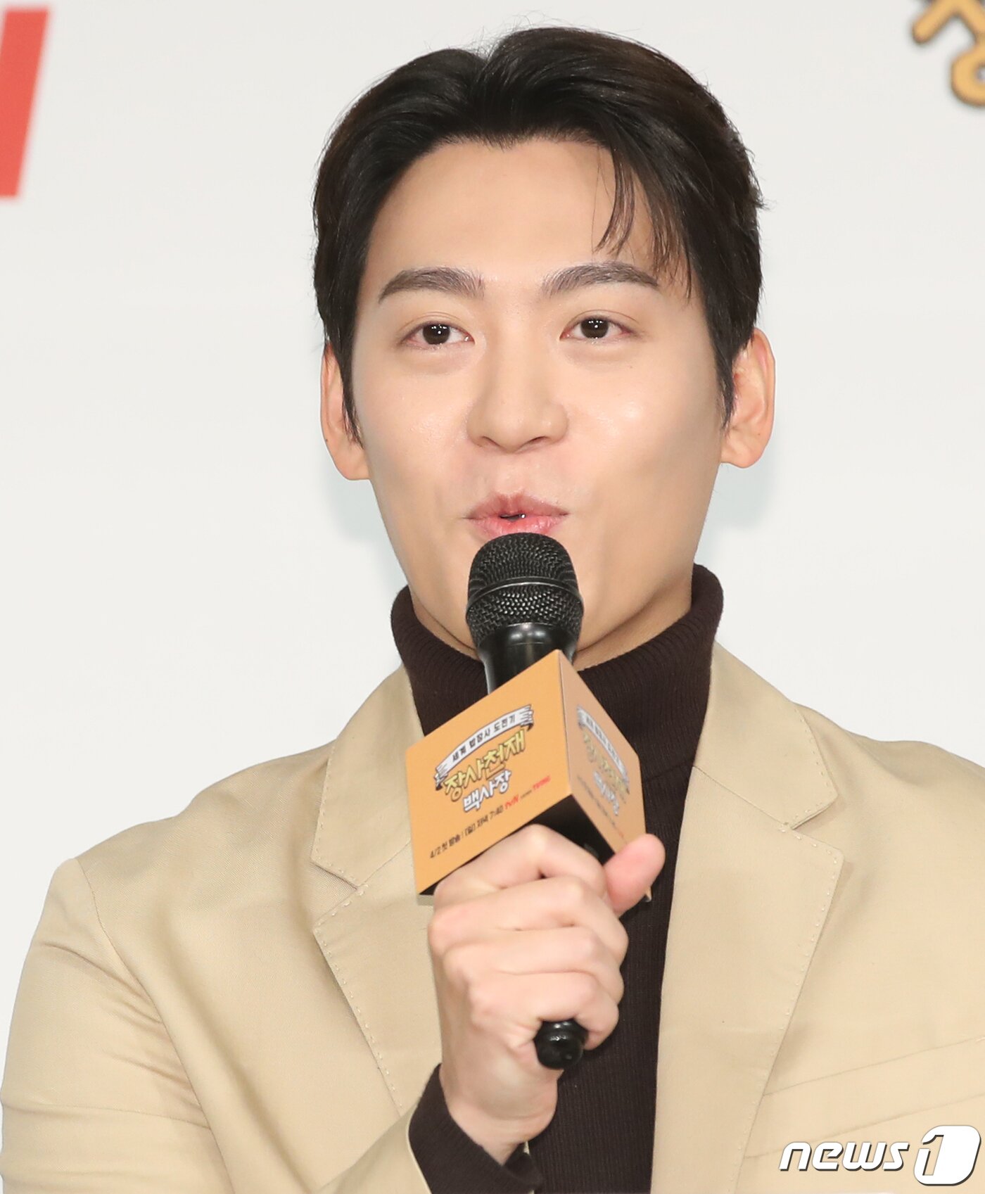 본문 이미지 - 가수 존박이 29일 오전 서울 마포구 서울가든호텔에서 열린 tvN 신규 예능 '장사천재 백사장' 제작발표회에서 취재진 질문에 답하고 있다. '장사천재 백사장'은 대한민국 최고의 외식경영 전문가 백종원이 한식 불모지에서 직접 창업부터 운영까지 나서는 '백종원의 세계 밥장사 도전기'를 그린다. 2023.3.29/뉴스1 ⓒ News1 권현진 기자