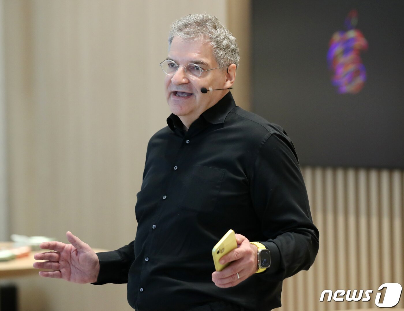 본문 이미지 - 패트릭 슈루프 애플 리테일 아시아 총괄 디렉터가 29일 오전 서울 강남구 애플스토어 강남점에서 열린 미디어 프리뷰 행사에 참석해 인사말을 하고 있다. 2023.3.29/뉴스1 ⓒ News1 김진환 기자