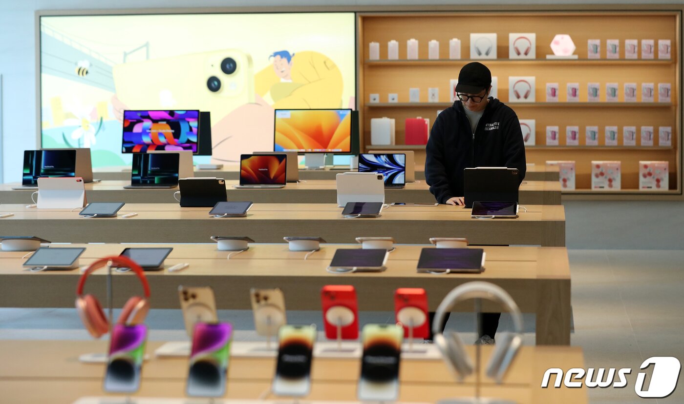 본문 이미지 - 29일 오전 서울 강남구 애플스토어 강남점에서 미디어 프리뷰 행사가 진행되고 있다. 2023.3.29/뉴스1 ⓒ News1 김진환 기자