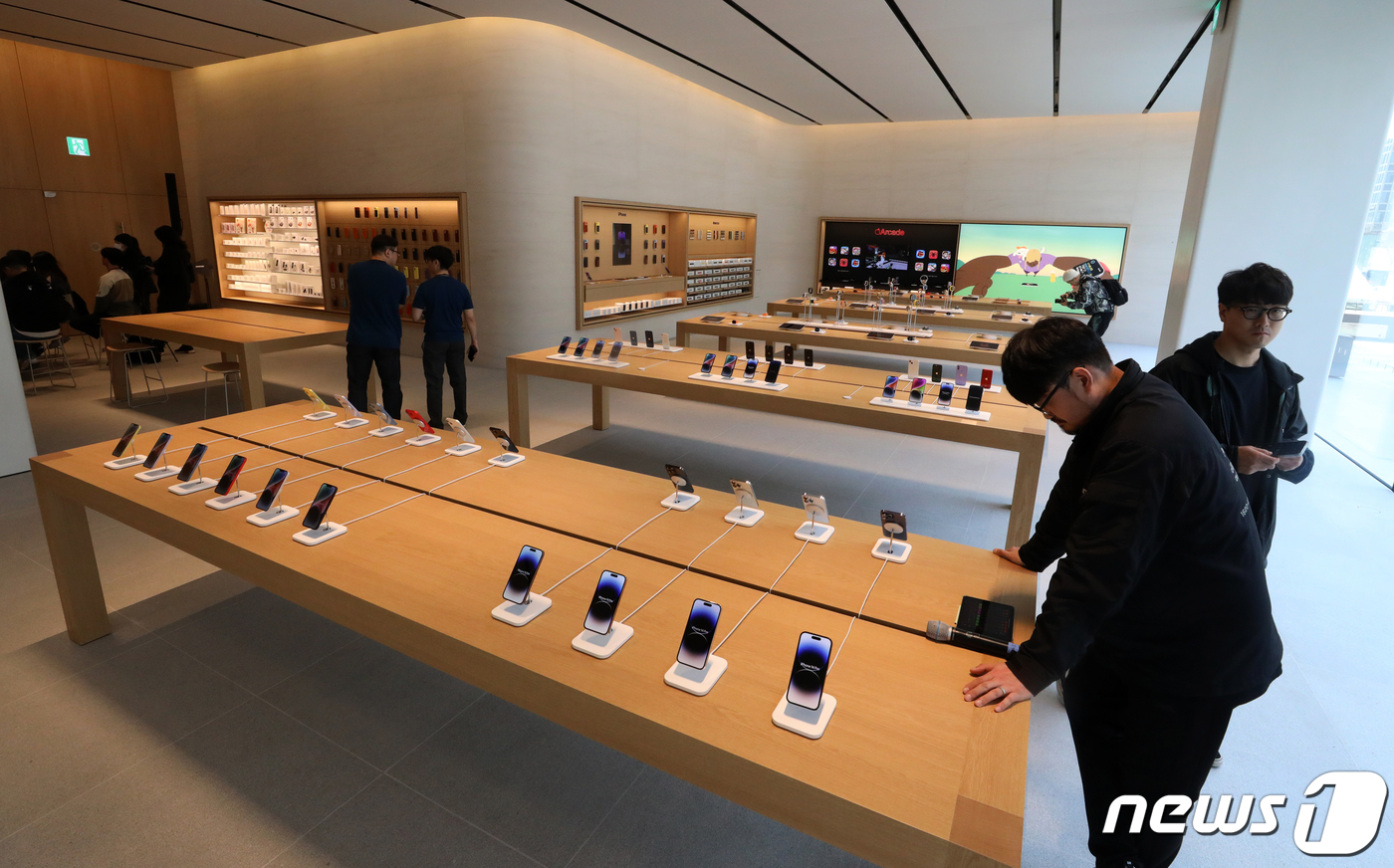 (서울=뉴스1) 김진환 기자 = 29일 오전 서울 강남구 애플스토어 강남점에서 미디어 프리뷰 행사가 진행되고 있다.'애플 강남'은 '애플 잠실'에 이은 국내 다섯 번째 애플 매장으 …