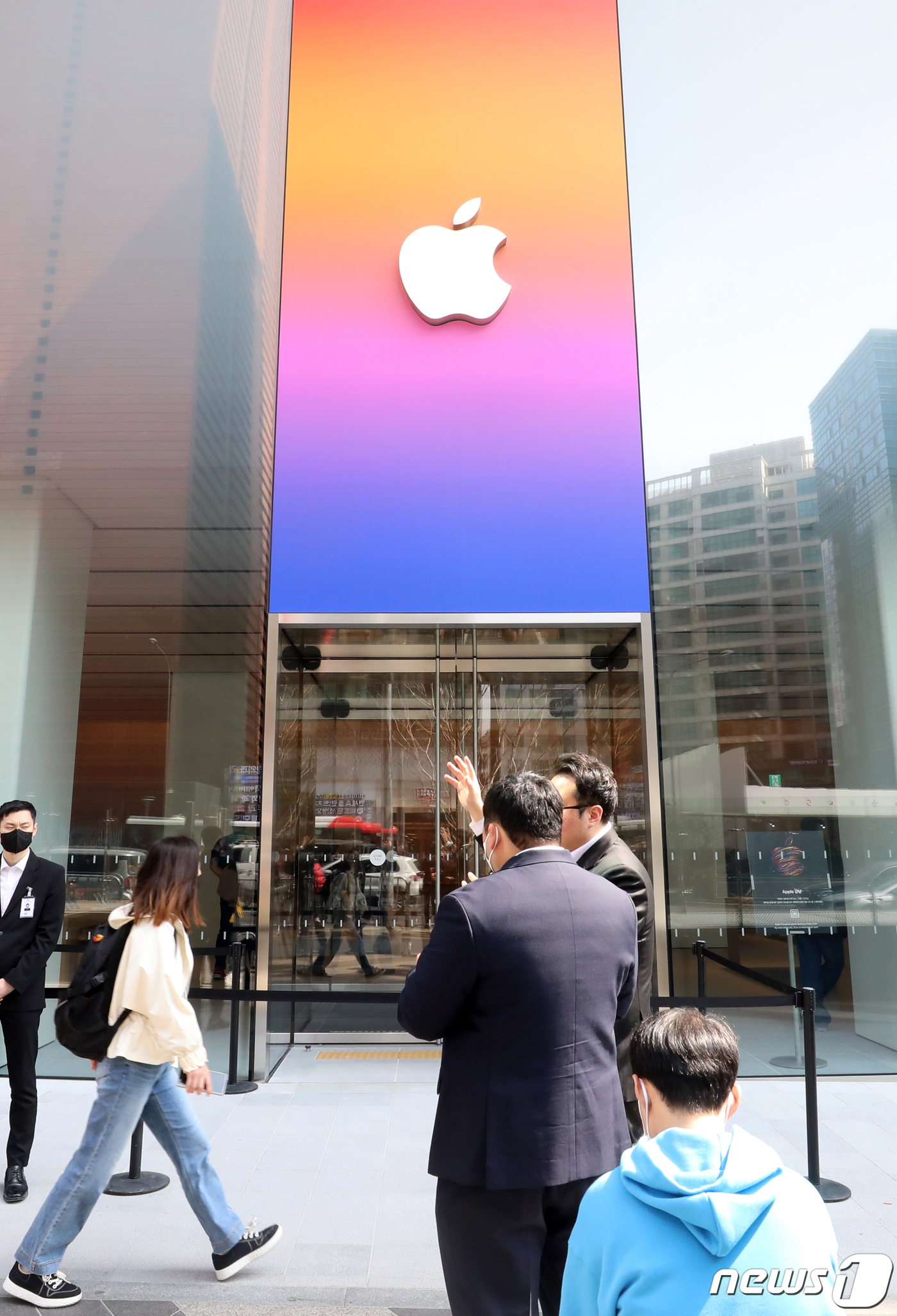 (서울=뉴스1) 김진환 기자 = 29일 오전 서울 강남구 애플스토어 강남점 앞으로 시민들이 지나고 있다.'애플 강남'은 '애플 잠실'에 이은 국내 다섯 번째 애플 매장으로 오는 3 …