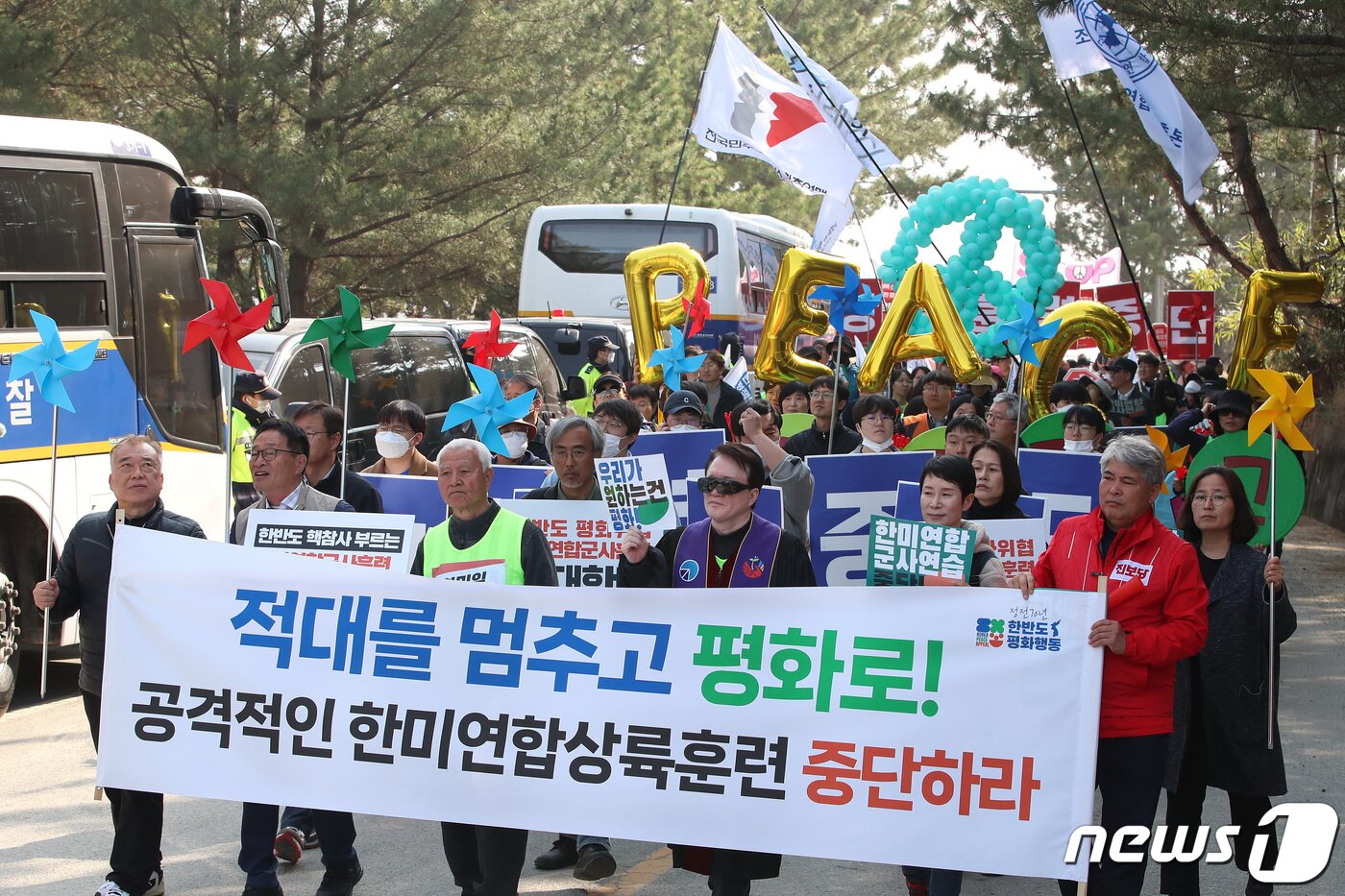 본문 이미지 - 한미 연합상륙훈련 '2023 쌍룡훈련'이 실시된 29일 오전 경북 포항시 북구 해병대 훈련장 인근에서 한반도평화행동 관계자들이 한미 연합훈련 반대 시위를 열고 있다. 2023.3.29/뉴스1 ⓒ News1 공정식 기자