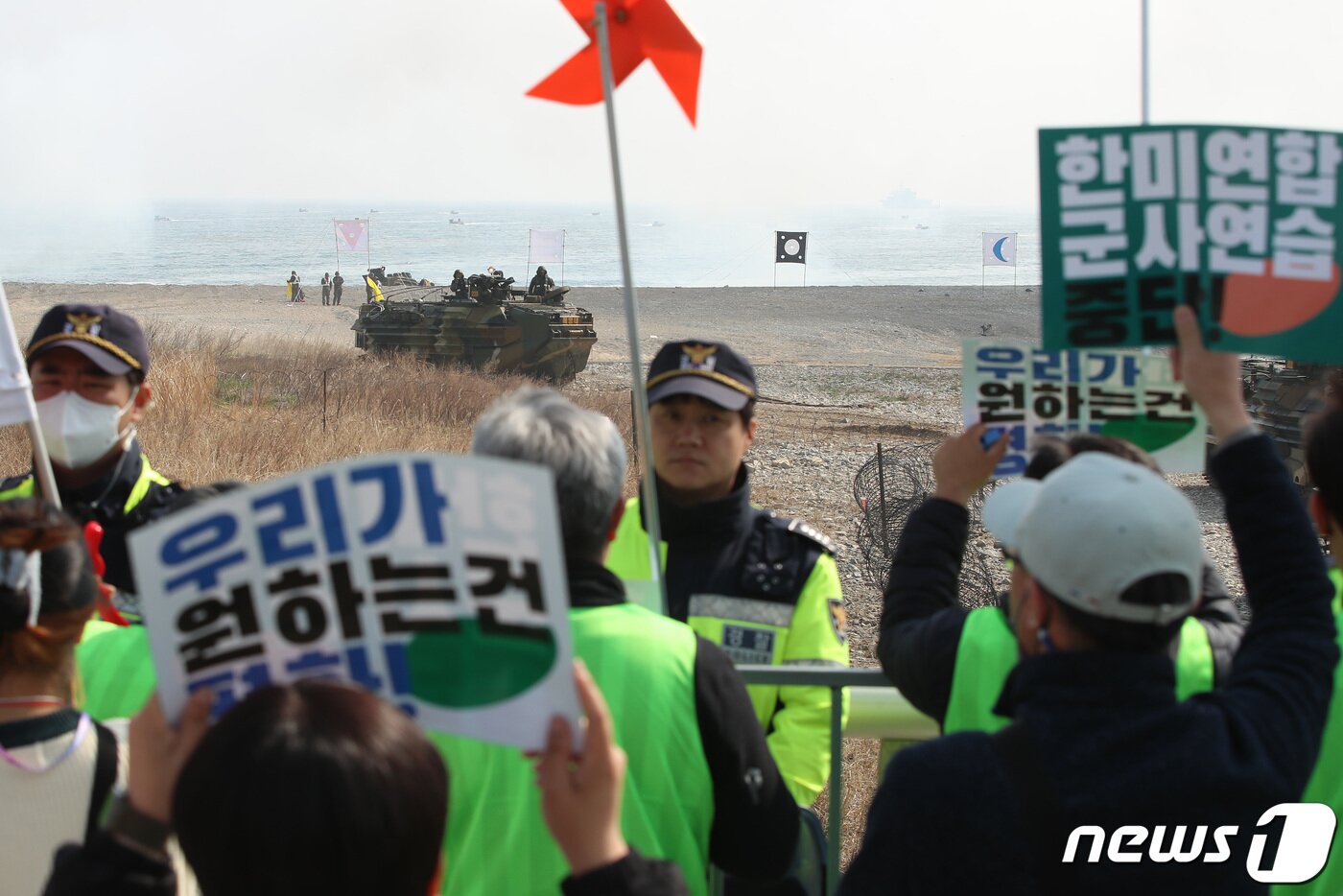 본문 이미지 - 한미 연합상륙훈련 '2023 쌍룡훈련'이 실시된 29일 오전 경북 포항시 북구 해병대 훈련장 인근에서 한반도평화행동 관계자들이 한미 연합훈련 반대 시위를 열고 있다. 2023.3.29/뉴스1 ⓒ News1 공정식 기자
