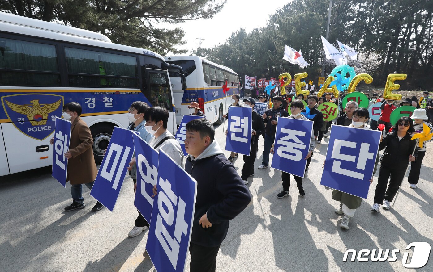 본문 이미지 - 한미 연합상륙훈련 '2023 쌍룡훈련'이 실시된 29일 오전 경북 포항시 북구 해병대 훈련장 인근에서 한반도평화행동 관계자들이 한미 연합훈련 반대 시위를 열고 있다. 2023.3.29/뉴스1 ⓒ News1 공정식 기자