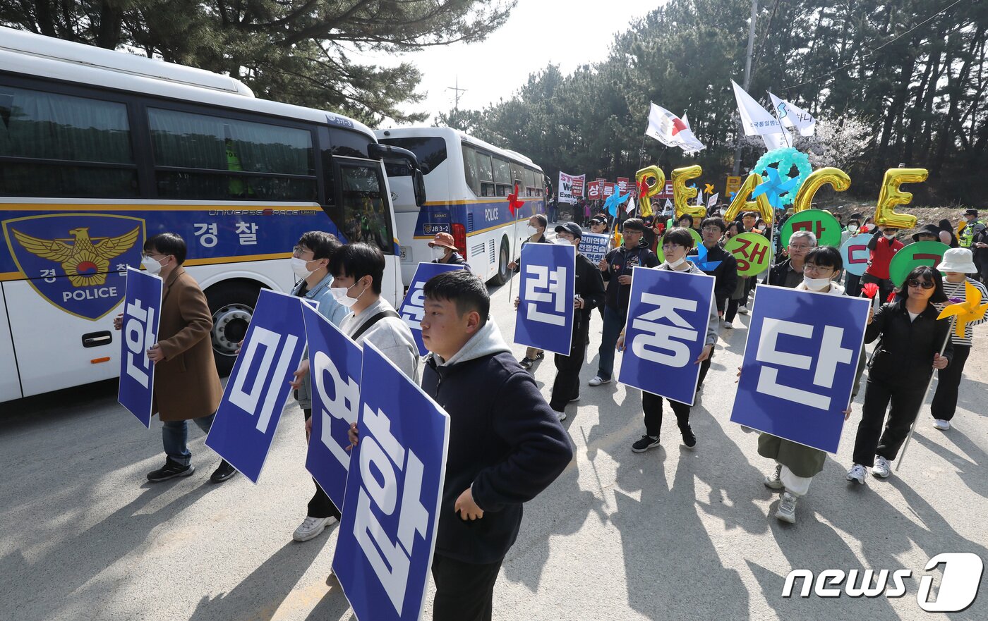 한미 연합상륙훈련 &#39;2023 쌍룡훈련&#39;이 실시된 29일 오전 경북 포항시 북구 해병대 훈련장 인근에서 한반도평화행동 관계자들이 한미 연합훈련 반대 시위를 열고 있다. 2023.3.29/뉴스1 ⓒ News1 공정식 기자