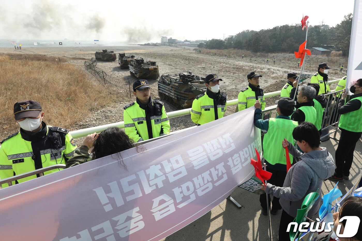 본문 이미지 - 한미 연합상륙훈련 '2023 쌍룡훈련'이 실시된 29일 오전 경북 포항시 북구 해병대 훈련장 인근에서 한반도평화행동 관계자들이 한미 연합훈련 반대 시위를 열고 있다. 2023.3.29/뉴스1 ⓒ News1 공정식 기자