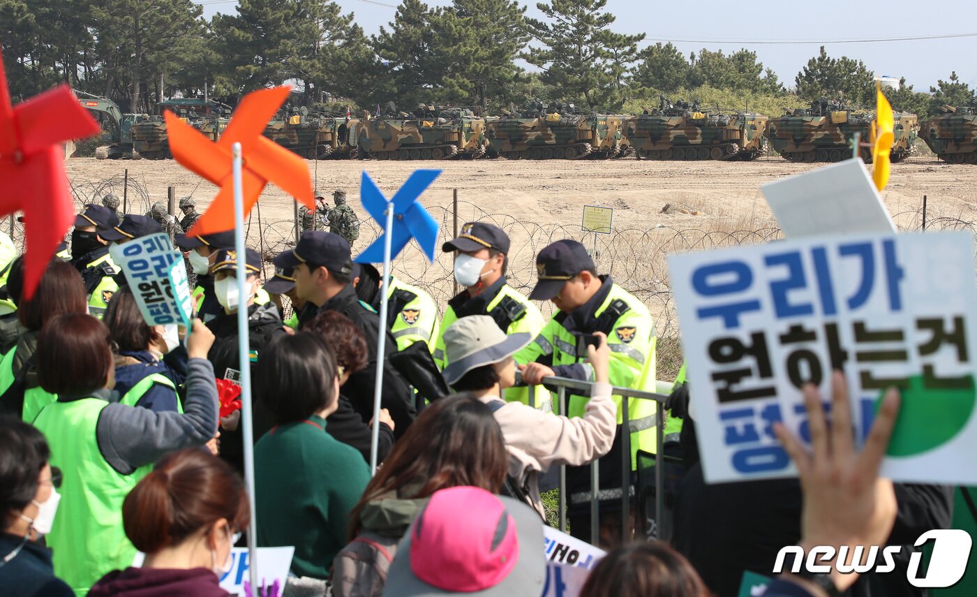 본문 이미지 - 한미 연합상륙훈련 '2023 쌍룡훈련'이 실시된 29일 오전 경북 포항시 북구 해병대 훈련장 인근에서 한반도평화행동 관계자들이 한미 연합훈련 반대 시위를 열고 있다. 2023.3.29/뉴스1 ⓒ News1 공정식 기자