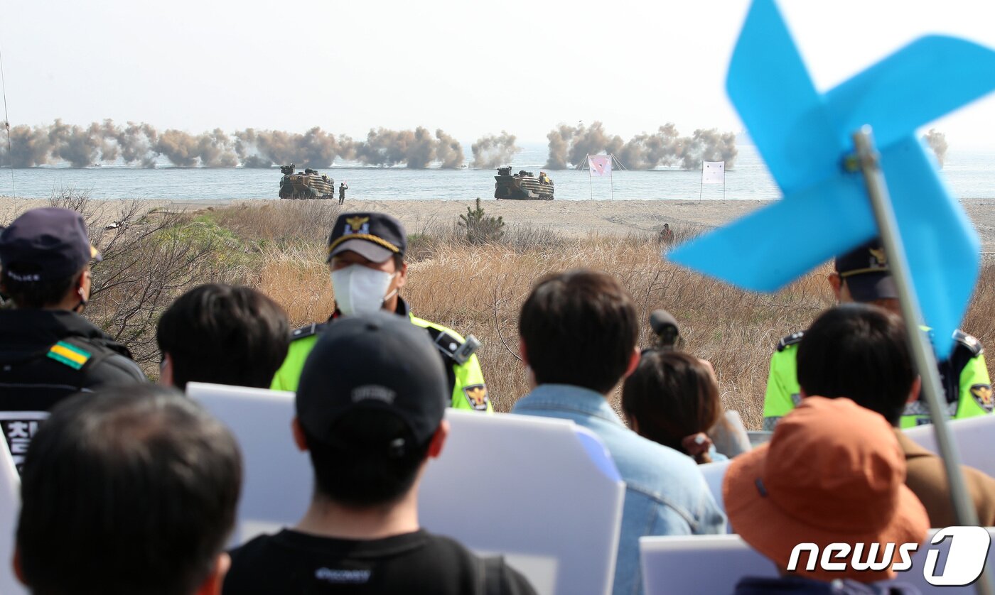 본문 이미지 - 한미 연합상륙훈련 '2023 쌍룡훈련'이 실시된 29일 오전 경북 포항시 북구 해병대 훈련장 인근에서 한반도평화행동 관계자들이 한미 연합훈련 반대 시위를 열고 있다. 2023.3.29/뉴스1 ⓒ News1 공정식 기자