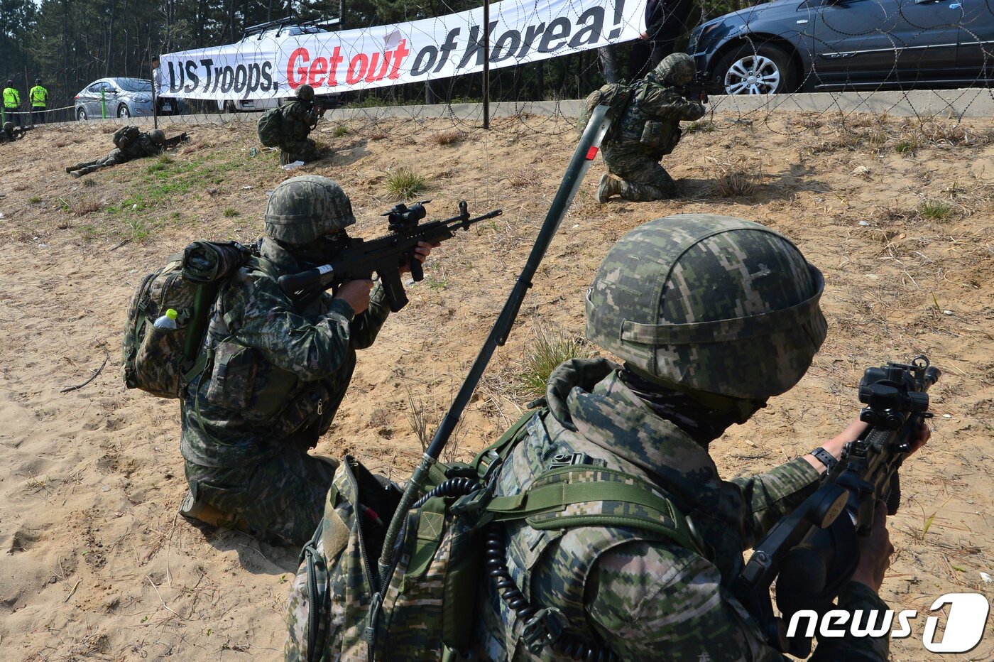 본문 이미지 - 29일 경북 포항시 북구 화진리 일원에서 실시된 2023 쌍룡훈련장 앞에서 반전 단체 회원들이 훈련 반대 집회를 하고 있다.2023.3.29/뉴스1 ⓒ News1 최창호 기자