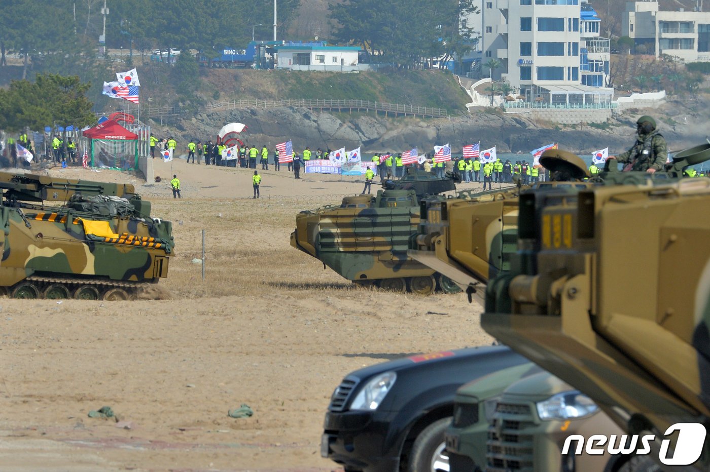 29일 경북 포항시 북구 화진리 일원에서 실시된 2023 쌍룡훈련장 앞에서 보수단체 회원들이 한미동맹 강화를 요구하는 집회를 하고 있다.2023.3.29/뉴스1 ⓒ News1 최창호 기자