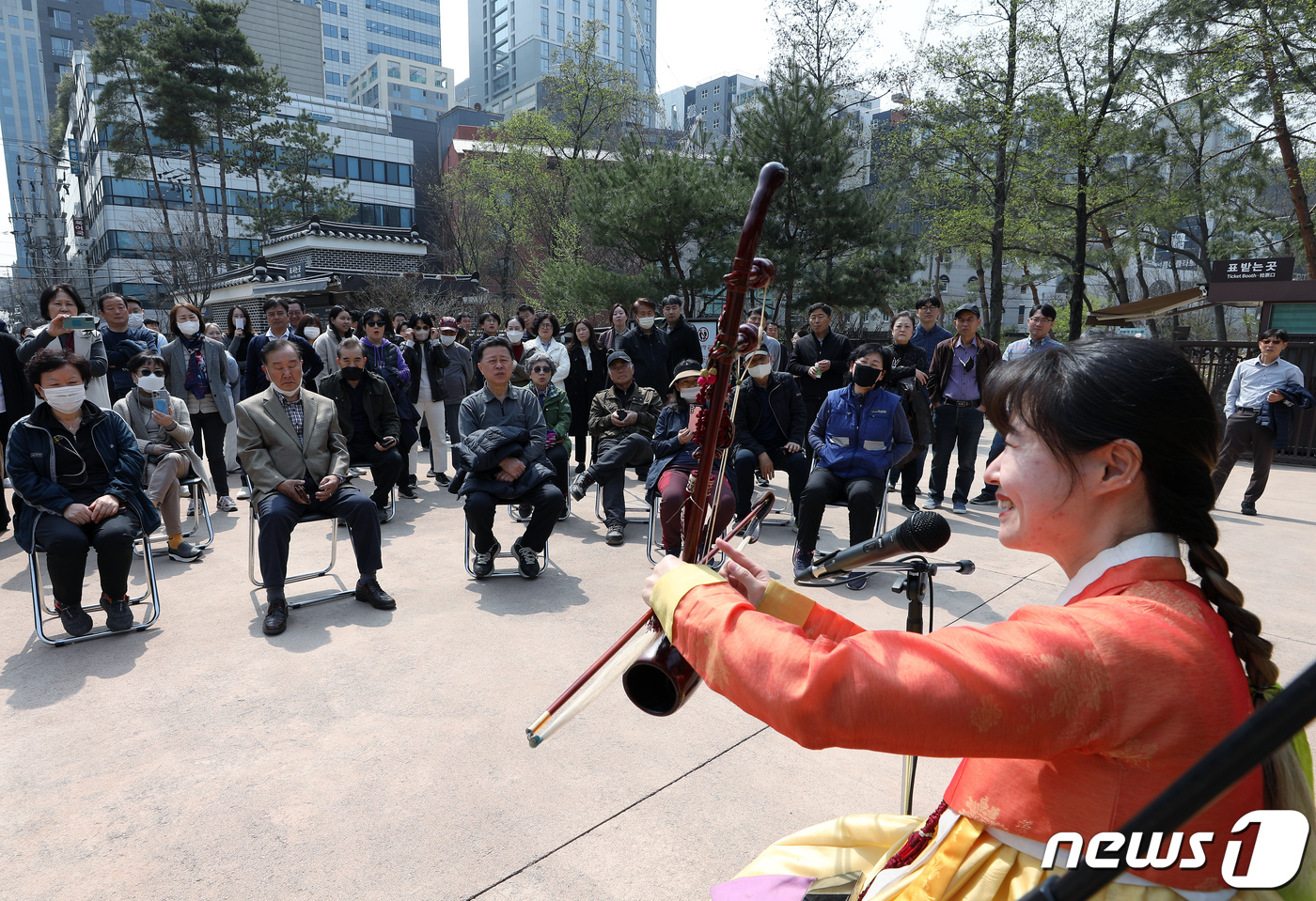 (서울=뉴스1) 박정호 기자 = 29일 낮 서울 강남구 삼성동 유네스코 세계문화유산 선정릉 광장에서 진행된 12시 비타민 콘서트에서 해금 켜는 은한 씨가 관객들에게 해금에 대해 설 …