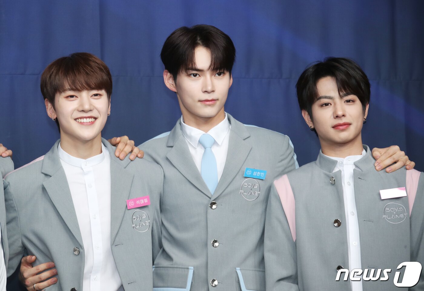 본문 이미지 - 연습생 석매튜(왼쪽부터), 성한빈, 케이타가 29일 서울 CJ E&M CENTER 에서 열린 Mnet ‘보이즈 플래닛’ 생존자 신고식에서 포즈를 취하고 있다. 2023.3.29/뉴스1 ⓒ News1 권현진 기자