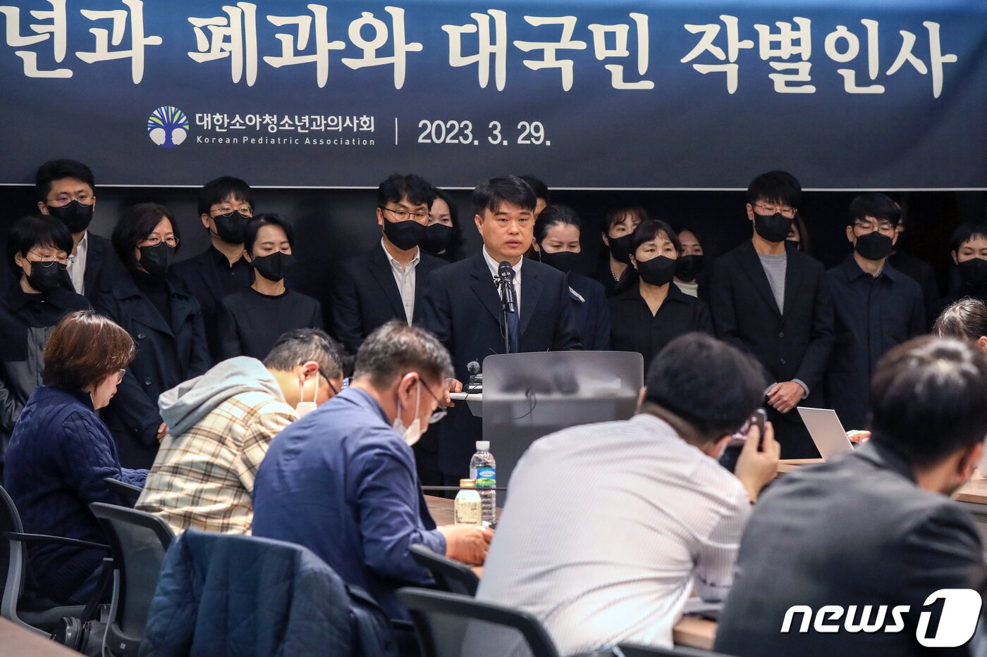 본문 이미지 - 임현택 대한소아청소년과의사회 회장이 29일 오전 서울 용산구 대한의사협회에서 열린 '소아청소년과 폐과와 대국민 작별인사' 기자회견에서 입장을 밝히고 있다. 2023.3.29/뉴스1 ⓒ News1 민경석 기자