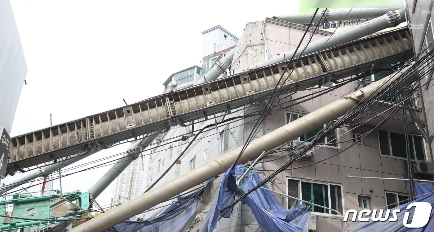 본문 이미지 - 29일 오전 11시35분께 울산시 남구 신정동의 한 주상복합아파트 공사현장에서 37m 높이의 항타기(지반을 뚫는 장비)가 넘어지면서 인근 주택가를 덮치는 사고가 발생해 주변이 통제되고 있다. 이 사고로 5명이 병원으로 옮겨졌다. 2023.3.29/뉴스1 ⓒ News1 조민주 기자