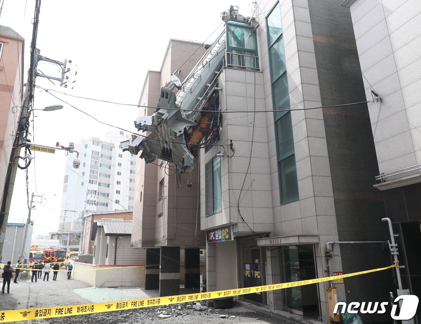 본문 이미지 - 29일 오전 11시35분께 울산시 남구 신정동의 한 주상복합아파트 공사현장에서 37m 높이의 항타기가 넘어지면서 인근 주택가를 덮치는 사고가 발생해 주변이 통제되고 있다. 2023.3.29/뉴스1 ⓒ News1 조민주 기자