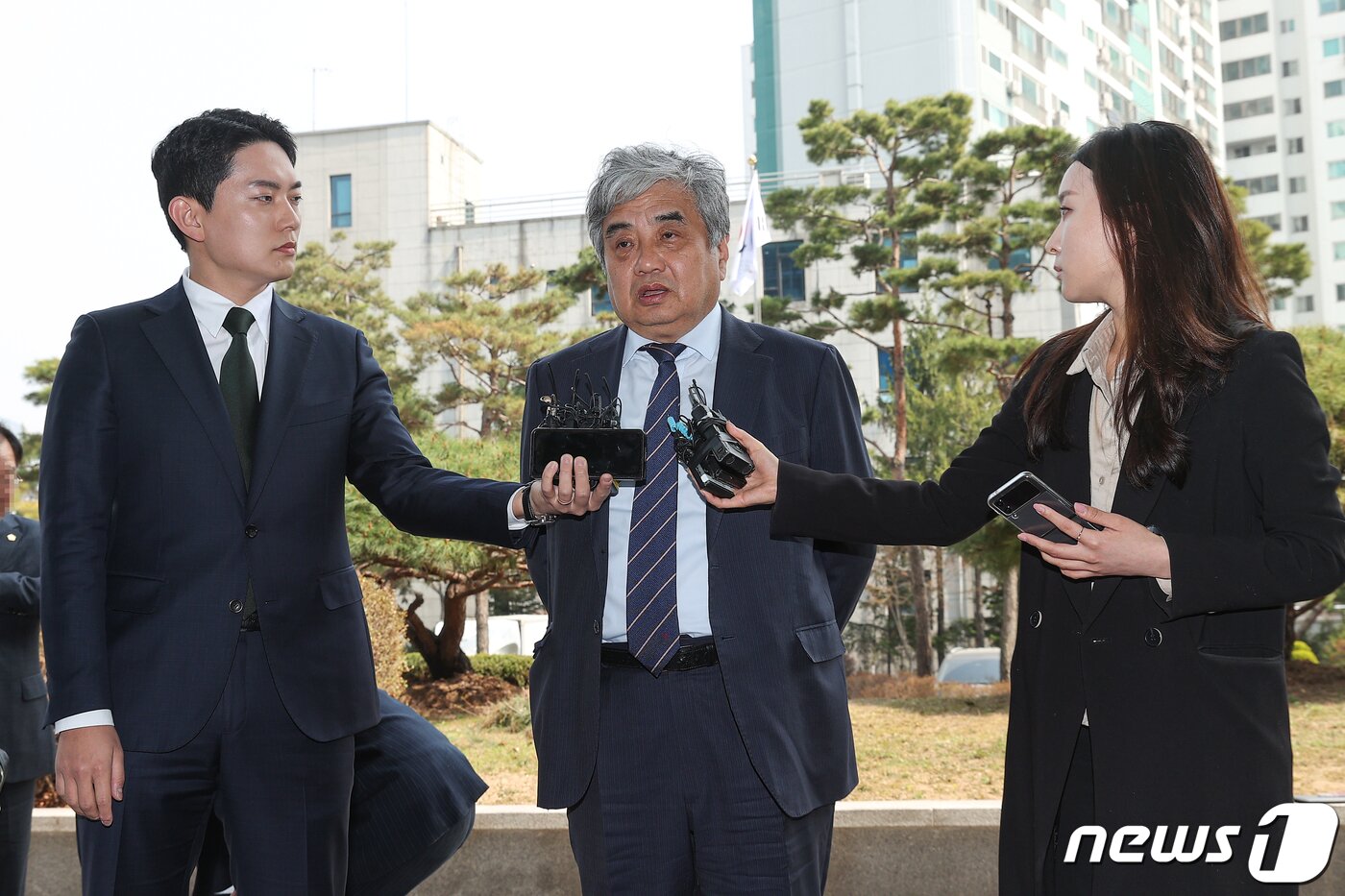 본문 이미지 - 종합편성채널 TV조선 재승인 과정에서 점수를 고의로 낮추는 데 관여한 혐의를 받는 한상혁 방송통신위원장이 29일 구속 전 피의자심문(영장실질심사)을 위해 서울 도봉구 서울북부지방법원에 출석하고 있다. (공동취재) 2023.3.29/뉴스1 ⓒ News1 황기선 기자