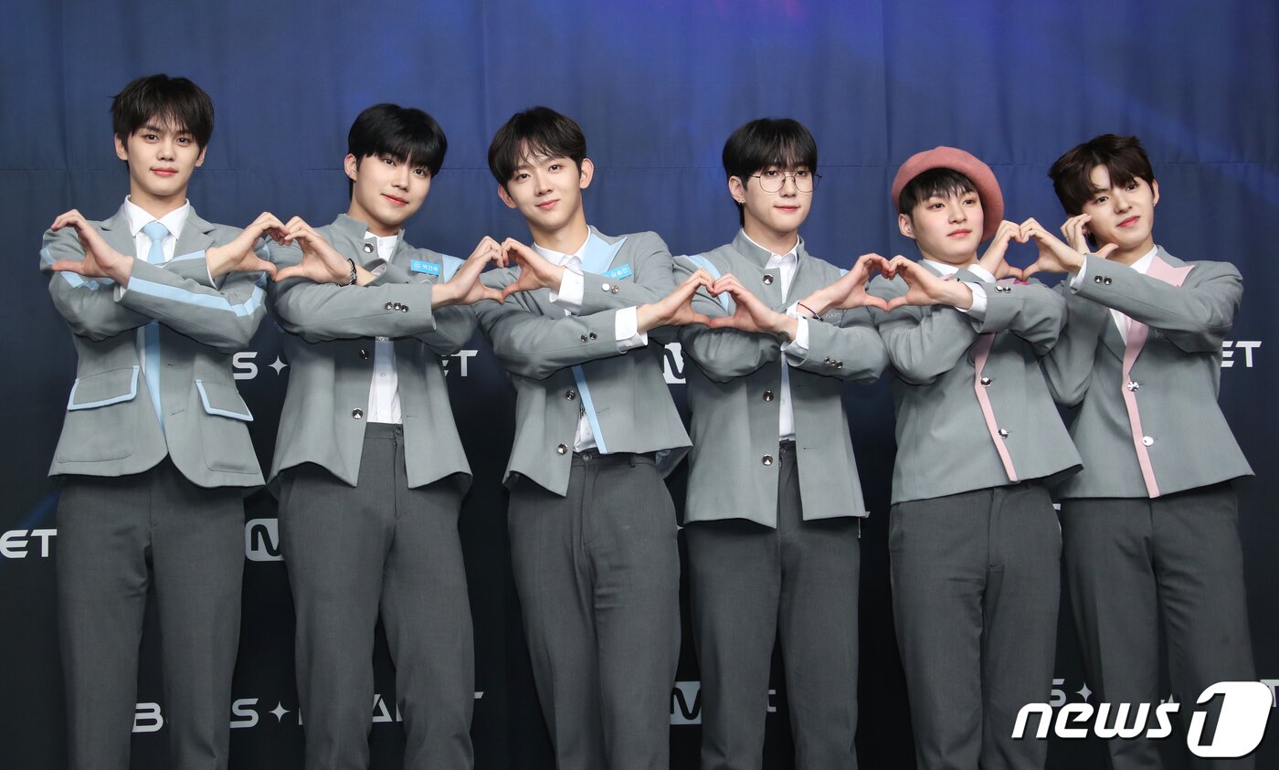본문 이미지 - 연습생 김규빈(왼쪽부터)과 박건욱, 유승언, 윤종우, 타쿠토, 히로토가 29일 서울 CJ E&M CENTER 에서 열린 Mnet ‘보이즈 플래닛’ 생존자 신고식에서 포즈를 취하고 있다. 2023.3.29/뉴스1 ⓒ News1 권현진 기자