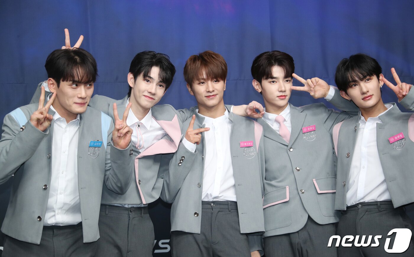 본문 이미지 - 연습생 금준현(왼쪽부터)과 올리, 왕즈하오, 장하오, 하루토가 29일 서울 CJ E&M CENTER 에서 열린 Mnet ‘보이즈 플래닛’ 생존자 신고식에서 포즈를 취하고 있다. 2023.3.29/뉴스1 ⓒ News1 권현진 기자