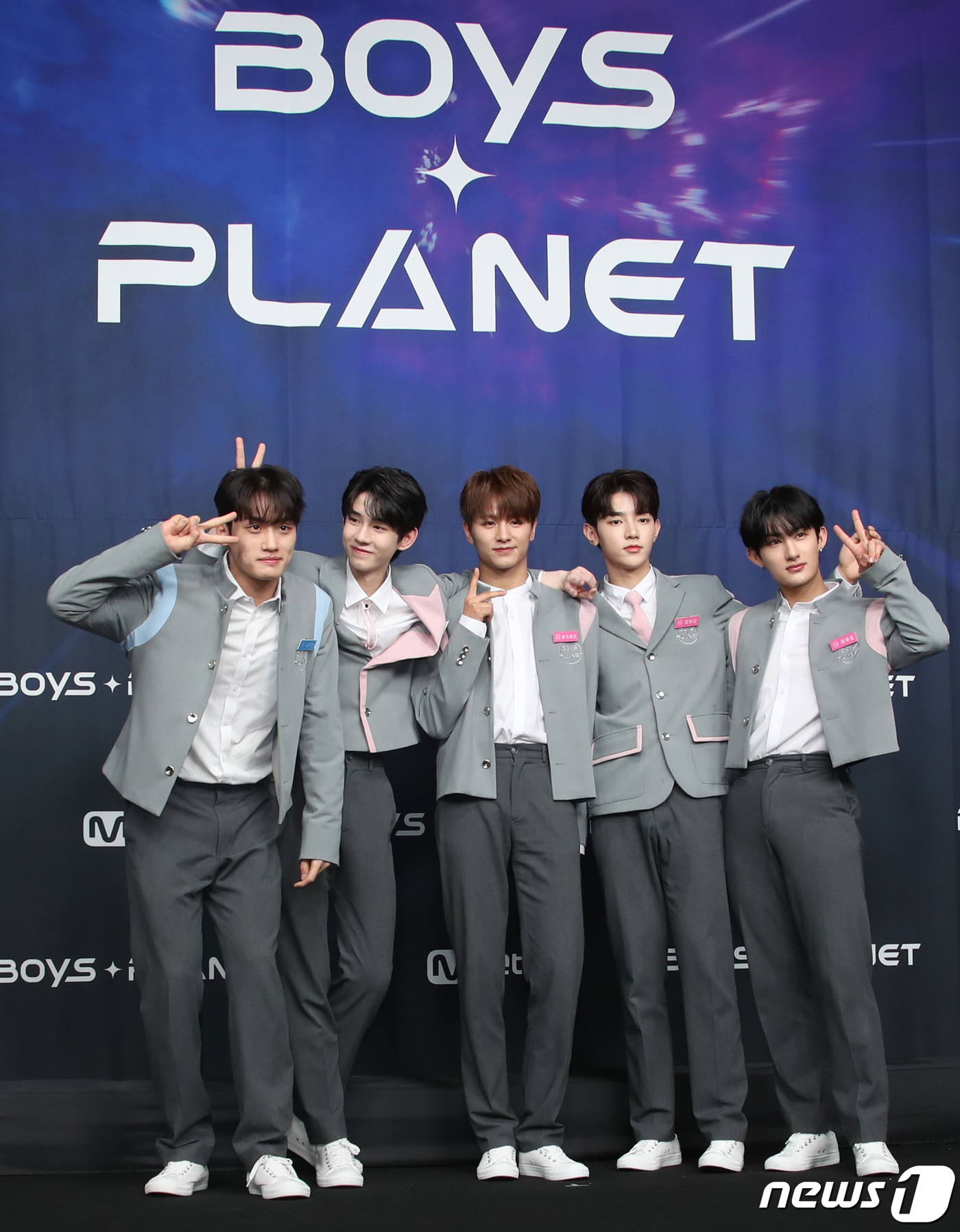 (서울=뉴스1) 권현진 기자 = 연습생 금준현(왼쪽부터)과 올리, 왕즈하오, 장하오, 하루토가 29일 서울 CJ E&M CENTER 에서 열린 Mnet ‘보이즈 플래닛’ 생존자 신 …