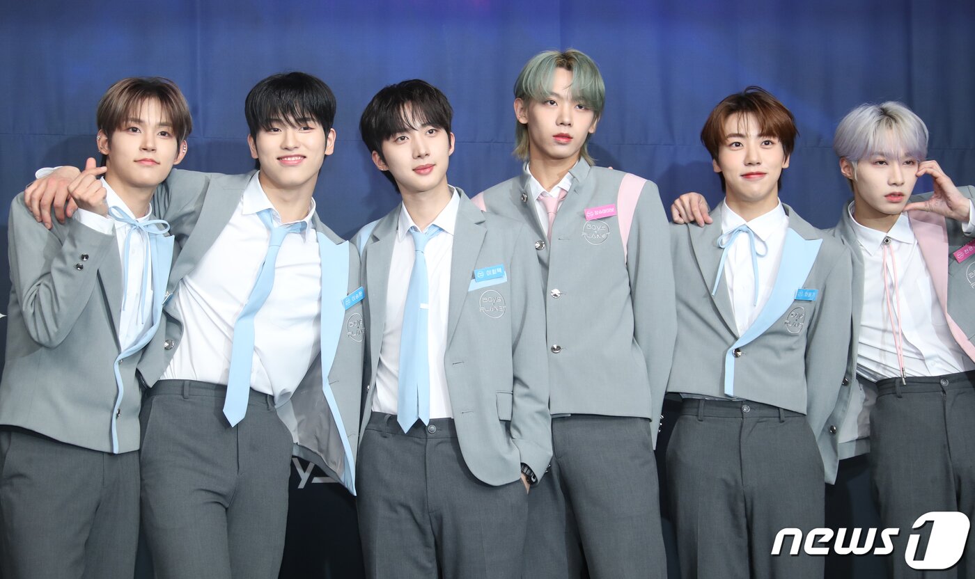 본문 이미지 - 연습생 서원(왼쪽부터)과 이승환, 이회택, 장슈아이보, 차웅기, 천관루이가 29일 서울 CJ E&M CENTER 에서 열린 Mnet ‘보이즈 플래닛’ 생존자 신고식에서 포즈를 취하고 있다. 2023.3.29/뉴스1 ⓒ News1 권현진 기자