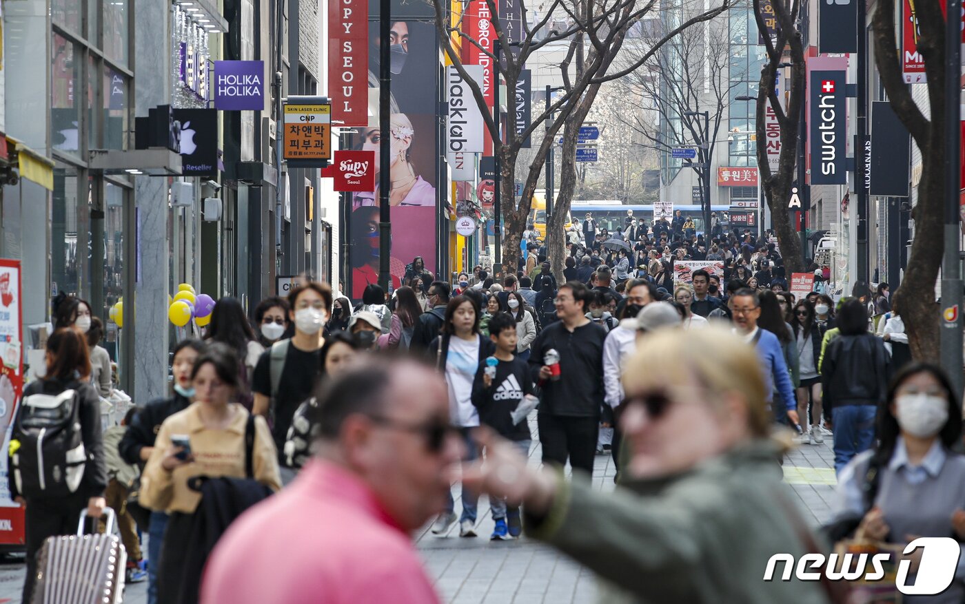 본문 이미지 - 29일 서울 중구 명동거리에 외국인 관광객들의 모습. 2023.3.29/뉴스1 ⓒ News1 김도우 기자