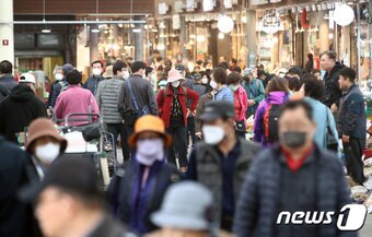 본문 이미지 - 고물가·고금리로 인해 경제가 악화되면서 내수 활성화 대책이 발표된 29일 서울 동대문구 경동시장이 시민들로 북적이고 있다. ⓒ News1 김민지 기자