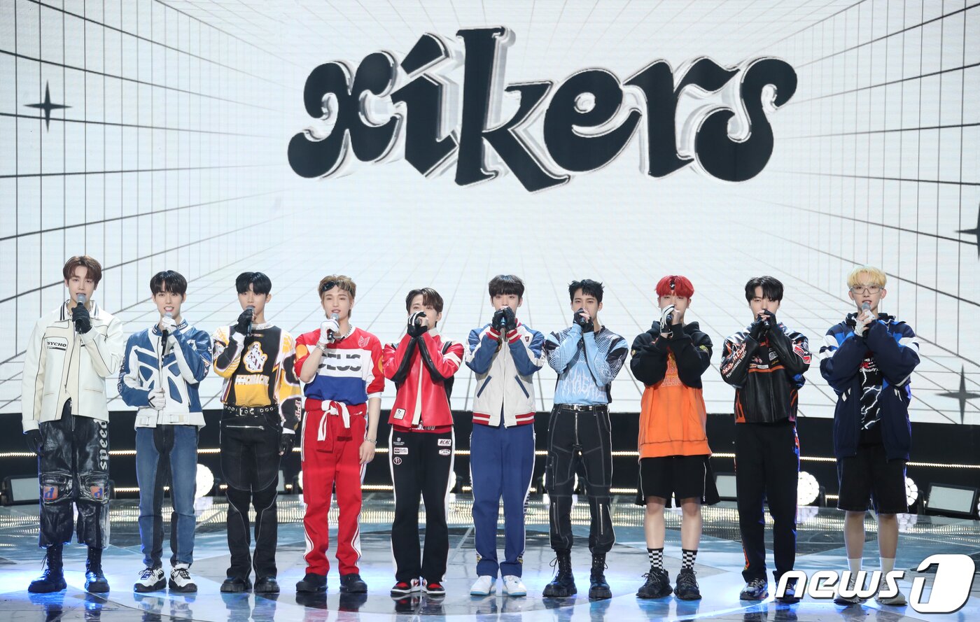 본문 이미지 - 그룹 싸이커스(xikers) 헌터(왼쪽부터), 진식, 현우, 수민, 민재, 유준, 준민, 예찬, 정훈, 세은이 29일 오후 서울 마포구 SBS프리즘타워에서 가진 첫 번째 미니앨범 ‘하우스 오브 트리키 : 도어벨 링잉(HOUSE OF TRICKY : Doorbell Ringing)'발매 기념 쇼케이스에서 포즈를 취하고 있다. 2023.3.29/뉴스1 ⓒ News1 권현진 기자