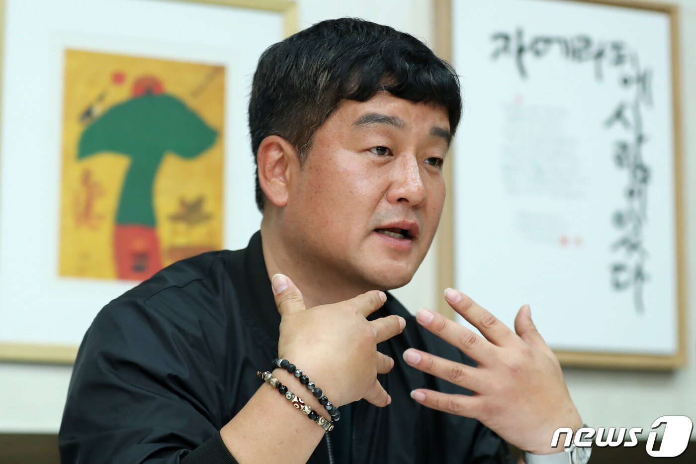 본문 이미지 - 만화 '검정고무신'의 작가 故 이우영 씨의 동생이자 공동 저작권자인 이우진 씨가 지난달 29일 서울 마포구 휴서울미디어노동자센터에서 뉴스1과 인터뷰를 하고 있다. 2023.3.29/뉴스1 ⓒ News1 민경석 기자