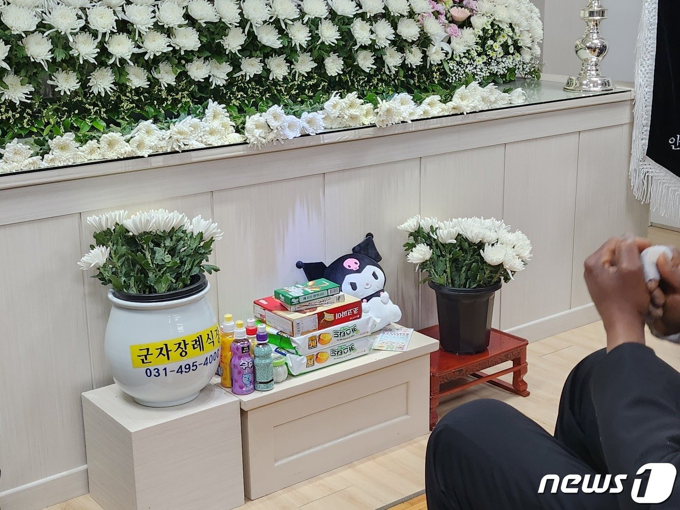 본문 이미지 - 29일 오후 경기 안산시 단원구 군자장례식장. 4남매 영정사진 앞에 평소 남매가 좋아하는 캐릭터 인형과 과자 등이 놓여져 있다. 2023.3.29/뉴스1 ⓒ News1 배수아 기자