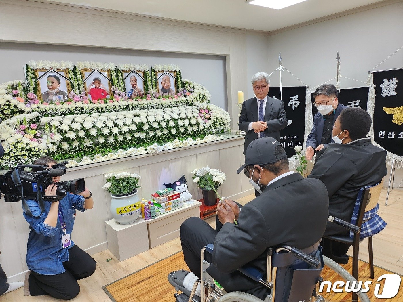 29일 오후 경기 안산시 단원구 군자장례식장. 남매의 부모가 영정사진을 바라보고 있다. 2023.3.29/뉴스1 ⓒ News1 배수아 기자