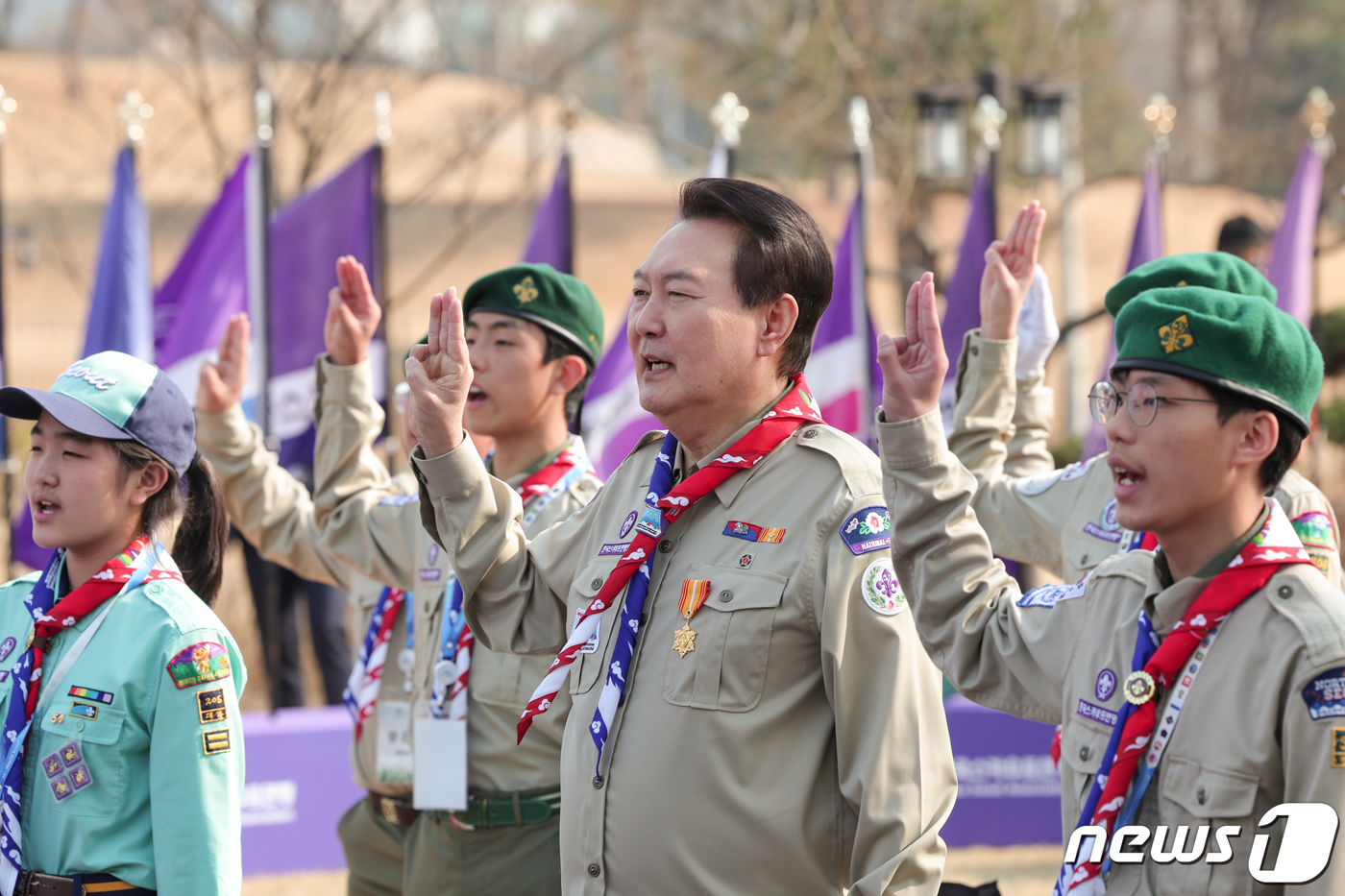 (서울=뉴스1) 오대일 기자 = 윤석열 대통령이 29일 용산 대통령실 파인그라스 정원에서 열린 한국스카우트연맹 명예총재 추대식에서 스카우트 선서를 하고 있다. (대통령실 제공) 2 …