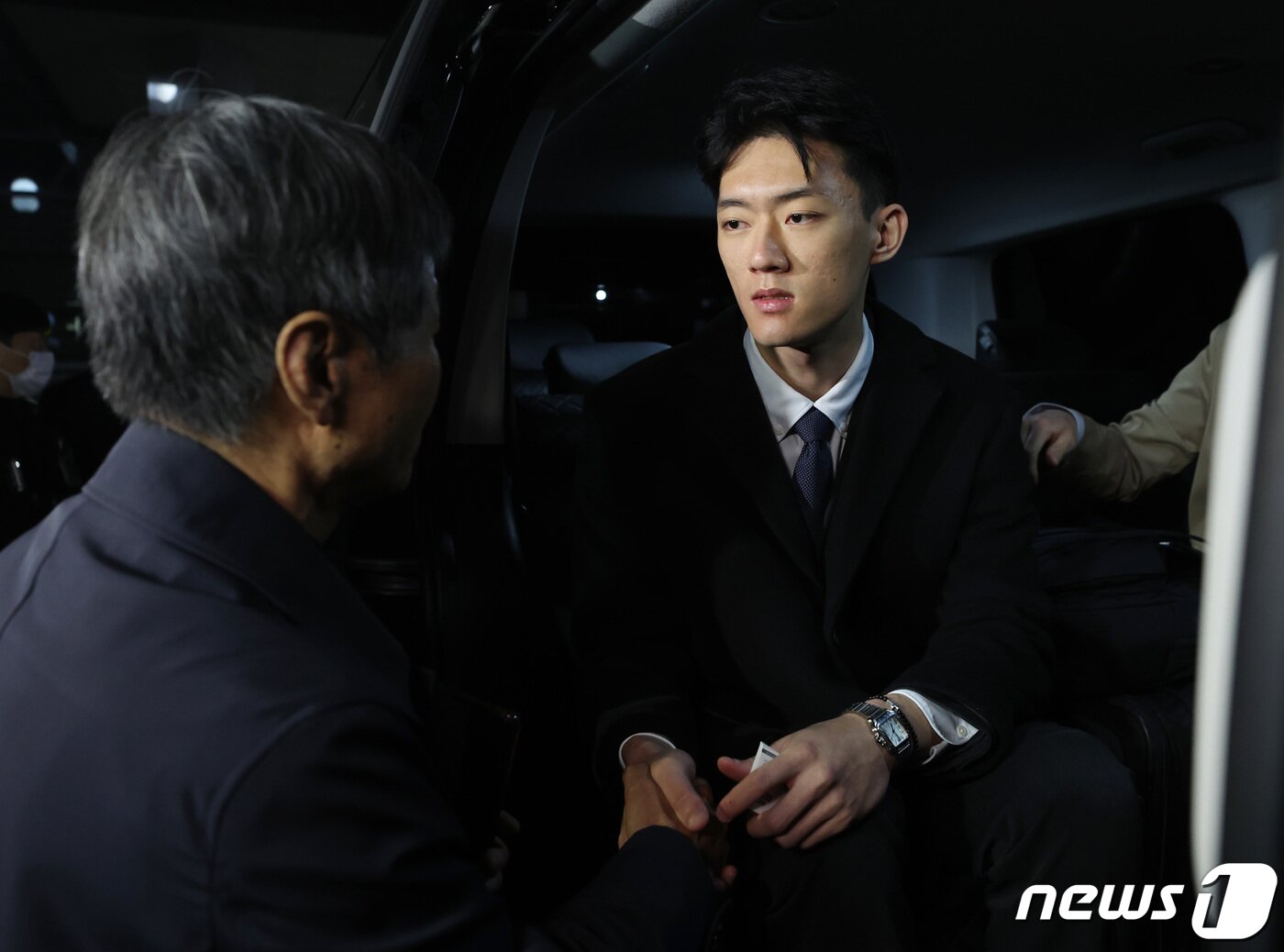 본문 이미지 - 마약 투약 혐의 관련 조사를 마치고 석방된 전두환 전 대통령의 손자 전우원 씨가 29일 오후 서울 마포경찰서에서 광주로 향하는 차량에 탑승한 뒤 전태일 열사의 동생 전태삼 씨와 인사하고 있다. 2023.3.29/뉴스1 ⓒ News1 구윤성 기자