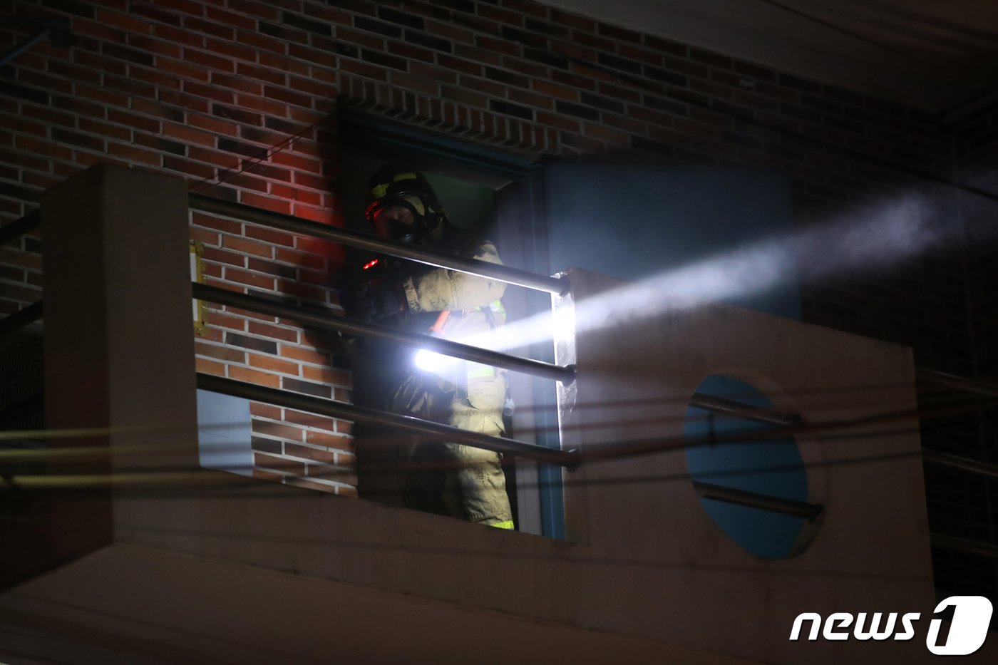 본문 이미지 - 29일 오후 광주 남구 월산동 한 모텔 지하에 위치한 노래방에서 화재가 발생해 소방당국이 구조작업을 하고 있다. 2023.3.29/뉴스1 ⓒ News1 정다움 기자