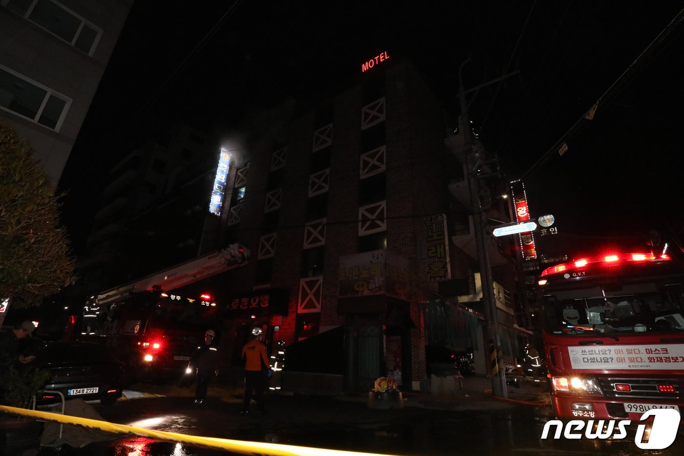 29일 오후 광주 남구 월산동 한 모텔 지하에 위치한 노래방에서 화재가 발생해 소방당국이 구조작업을 하고 있다. 2023.3.29/뉴스1 ⓒ News1 정다움 기자