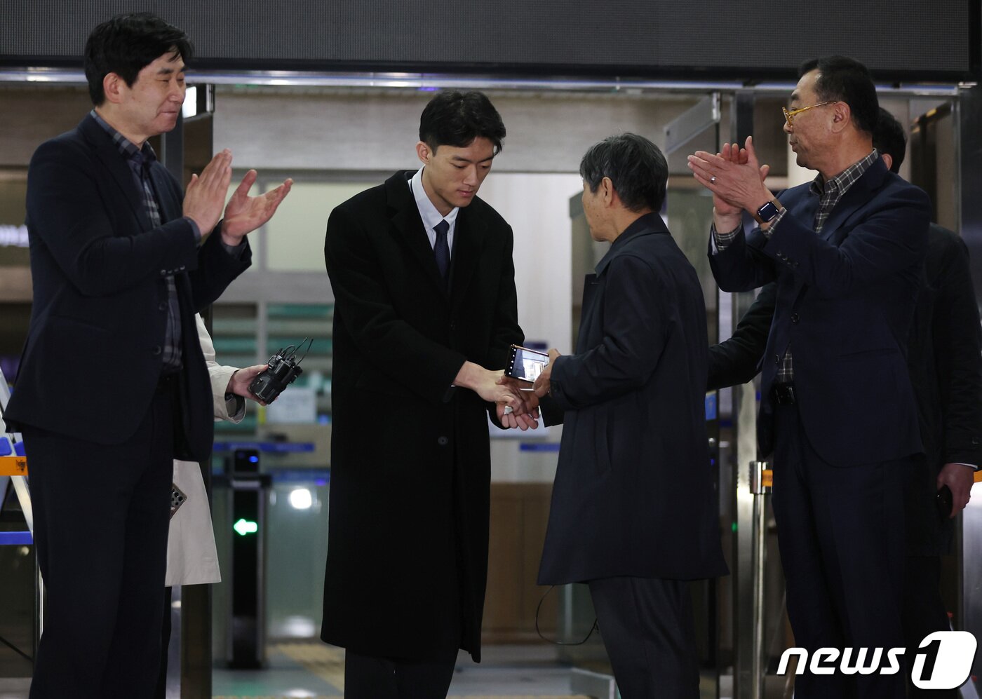 본문 이미지 - 마약 투약 혐의로 체포된 고(故) 전두환씨의 손자 전우원씨가 29일 오후 서울 마포경찰서를 나서며 5·18 부상자회 등 유족·피해자들에게 사과하고 있다. 2023.3.29/뉴스1 ⓒ News1 구윤성 기자