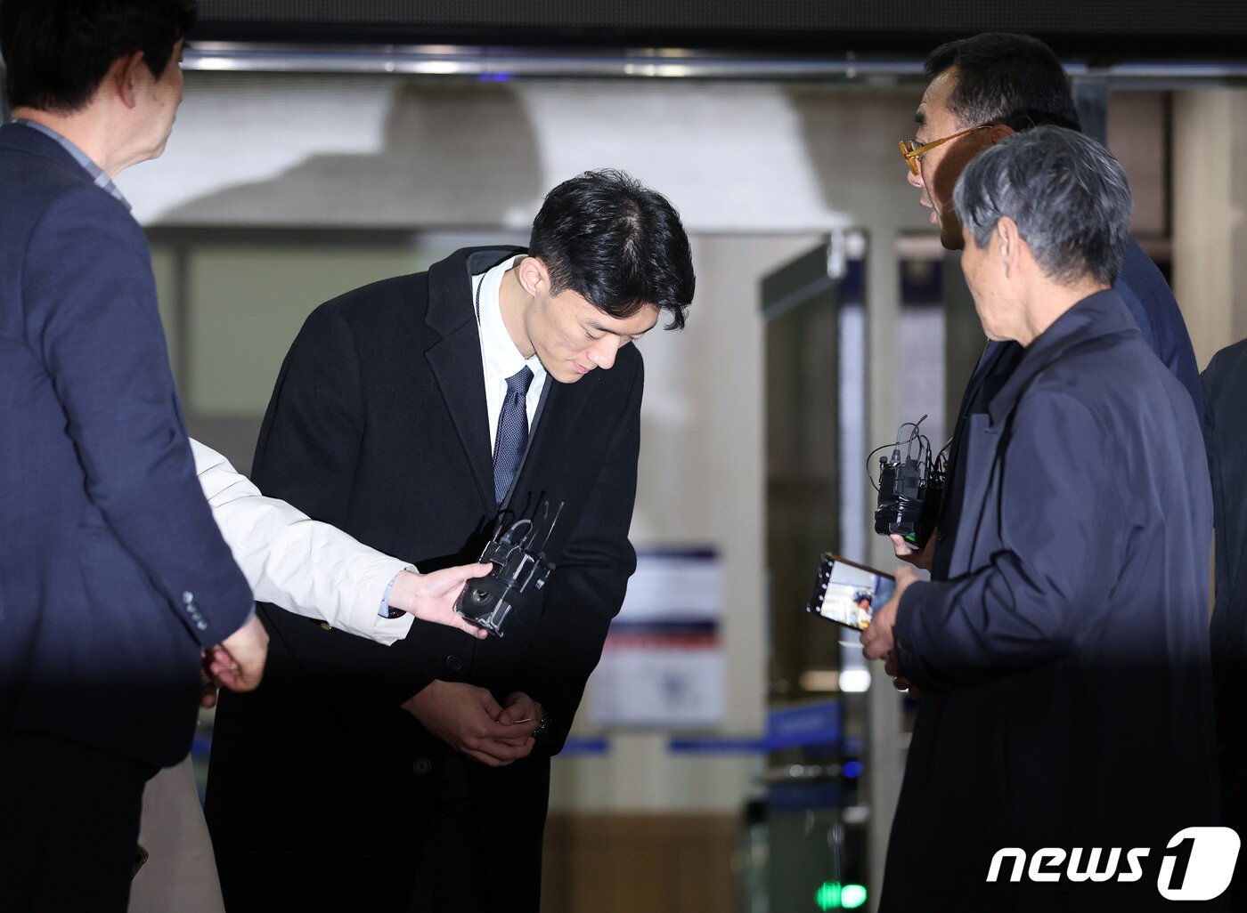 본문 이미지 - 마약 투약 혐의로 체포된 고(故) 전두환씨의 손자 전우원씨가 29일 오후 서울 마포경찰서를 나서며 5·18 부상자회 등 유족·피해자들에게 사과하고 있다. 2023.3.29/뉴스1 ⓒ News1 구윤성 기자