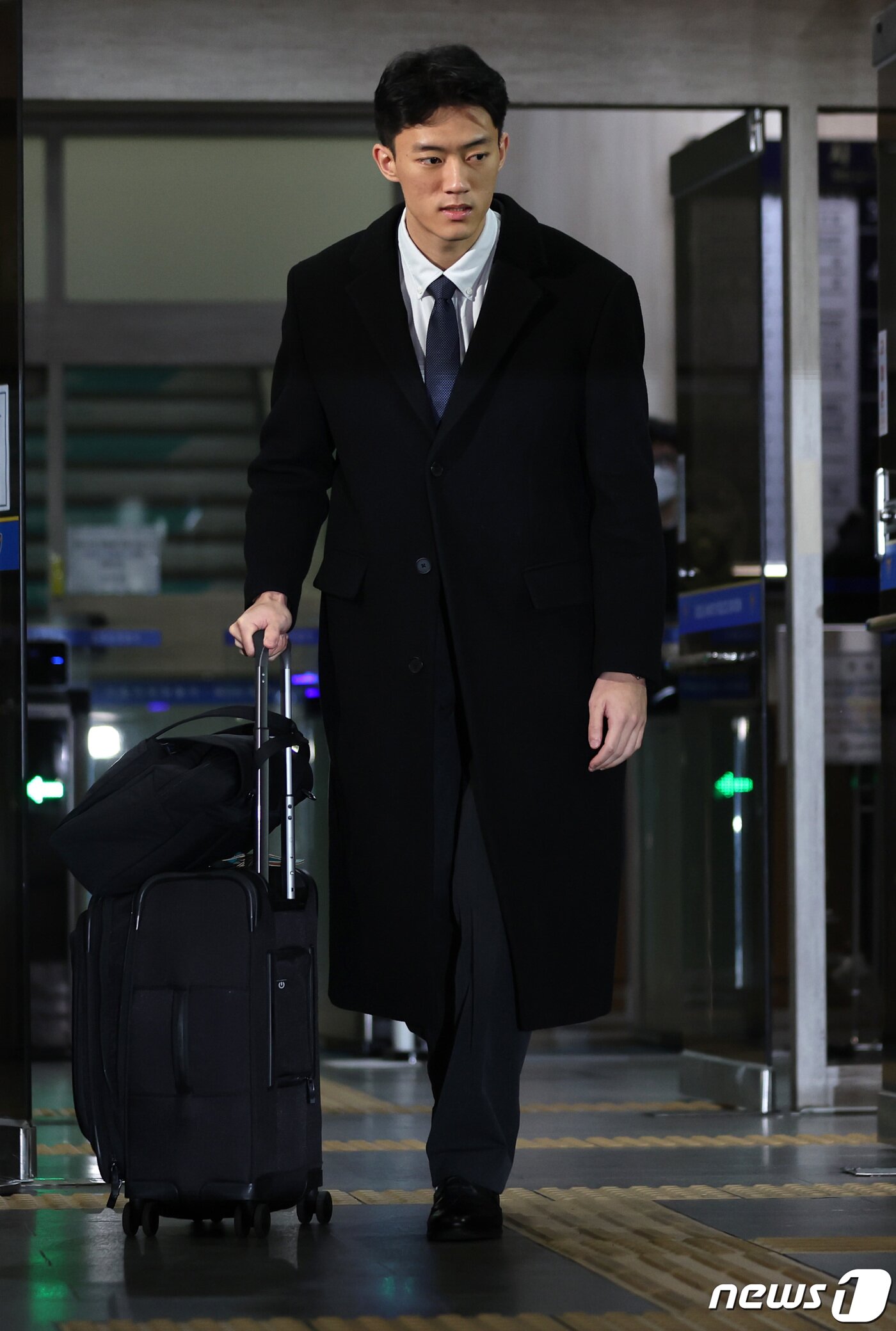 본문 이미지 - 마약 투약 혐의 관련 조사를 마치고 석방된 전두환씨의 손자 전우원씨가 29일 오후 서울 마포경찰서를 나서고 있다. 2023.3.29/뉴스1 ⓒ News1 구윤성 기자