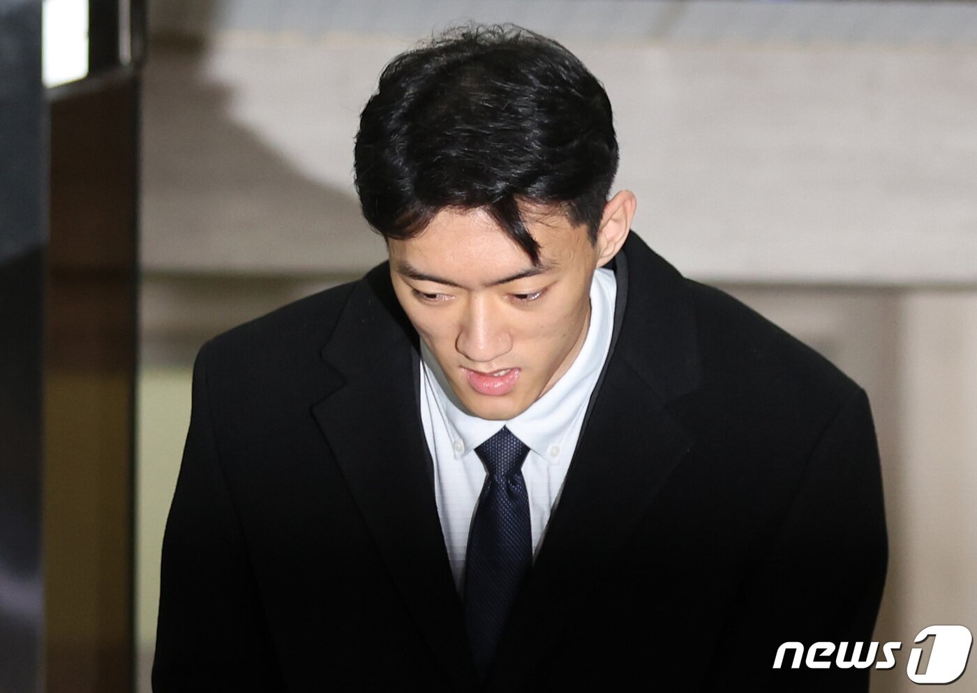 본문 이미지 - 마약 투약 혐의 관련 조사를 마치고 석방된 전두환씨의 손자 전우원씨가 29일 오후 서울 마포경찰서를 나서며 인사하고 있다. 2023.3.29/뉴스1 ⓒ News1 구윤성 기자