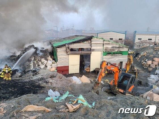 충남 아산 폐공장 화재 3일 만에 완전 진화…재산피해 9500만원 - 뉴스1 충남 아산 폐공장 화재 3일 만에 완전 진화…재산피해 9500만원 - 뉴스1