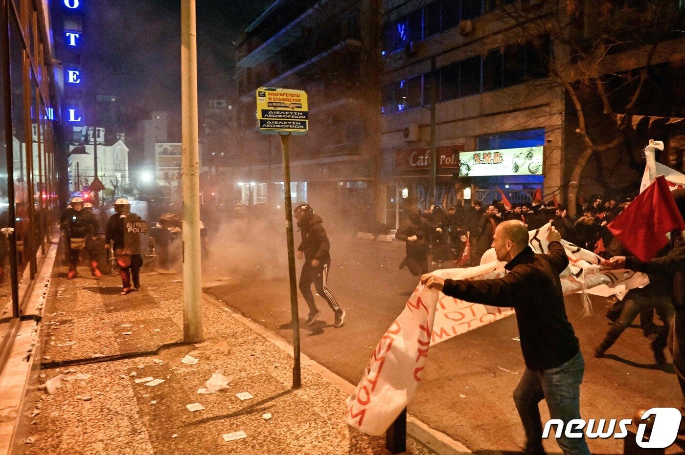 본문 이미지 - 2일(현지시간) 그리스 라리사에서 발생한 최소 57명이 숨진 열차 충돌 참사에 항의하는 시위대가 아테네에 있는 헬레닉 트레인 본사 앞에서 진압 경찰과 충돌을 하고 있다. ⓒ AFP=뉴스1 ⓒ News1 우동명 기자